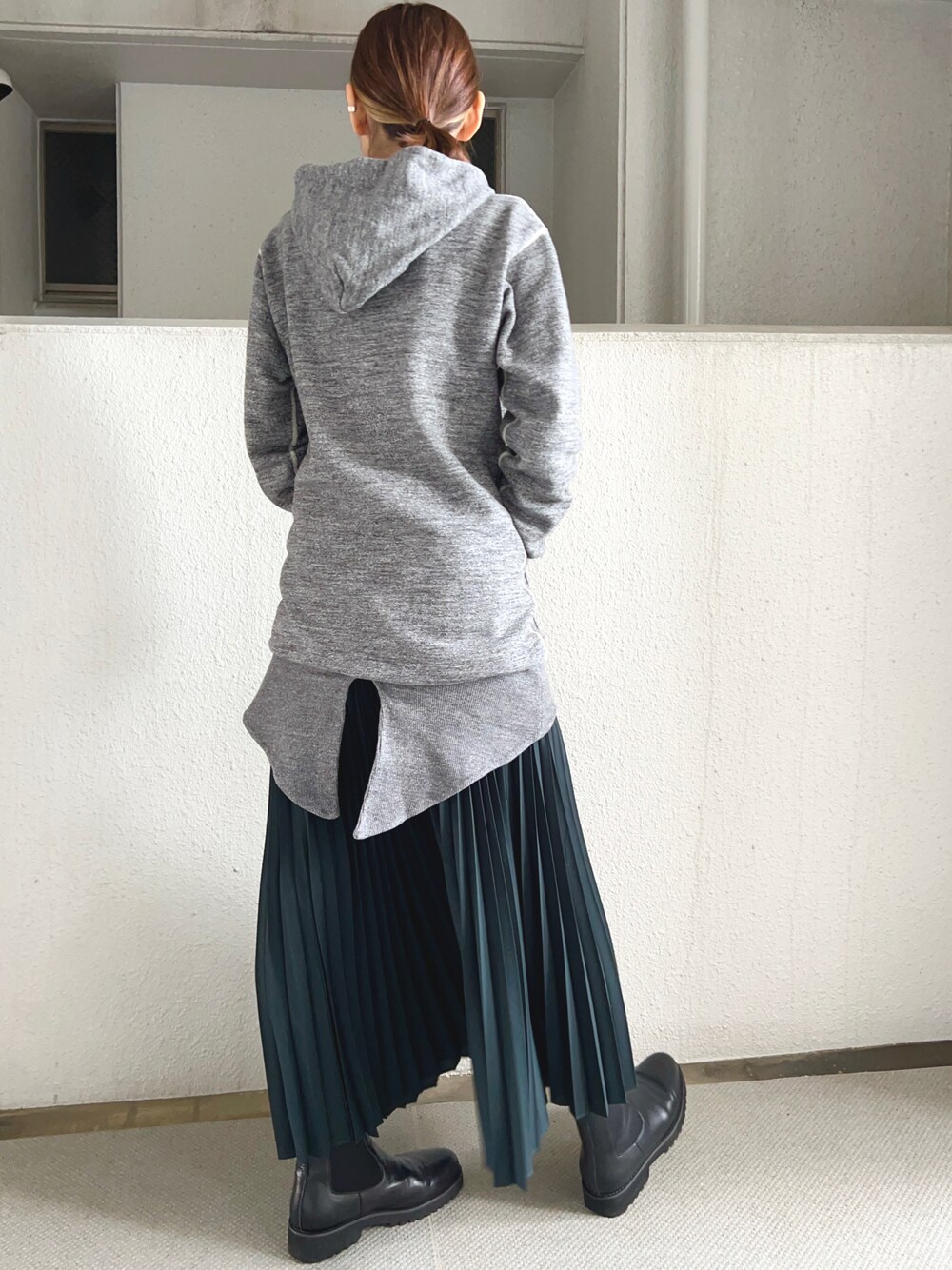 「スウェット、KAPITAL、BEAMS、プリーツスカート、サイドゴアブーツ、シンプル」｜「Demi-Luxe BEAMSのアイテム（スカート、ブラック系）」を使った、naoさん（レディース・159cm）の冬コーディネートの1枚目の写真