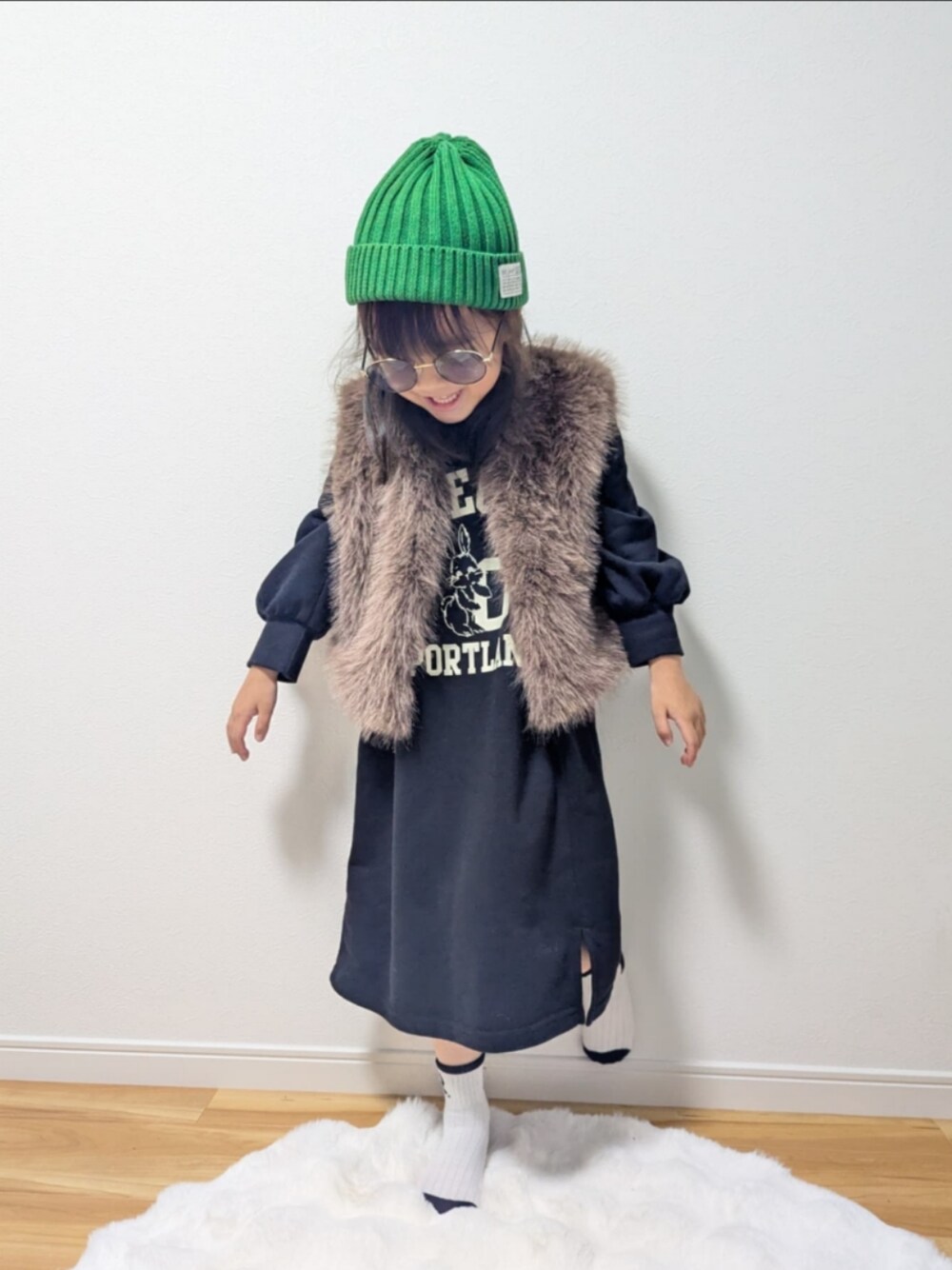 「キッズファッション、プチプラ、女の子、おでかけコーデ、シンプルコーデ、こどもコーデ、緑のニット、ニット帽、ニット帽コーデ、ハーフアップ、キッズ、カジュアル、スカート」｜「coca（coca）のアイテム（ワンピース、ブラック系）」を使った、RenRenさん（キッズ・110cm）の冬コーディネートの1枚目の写真