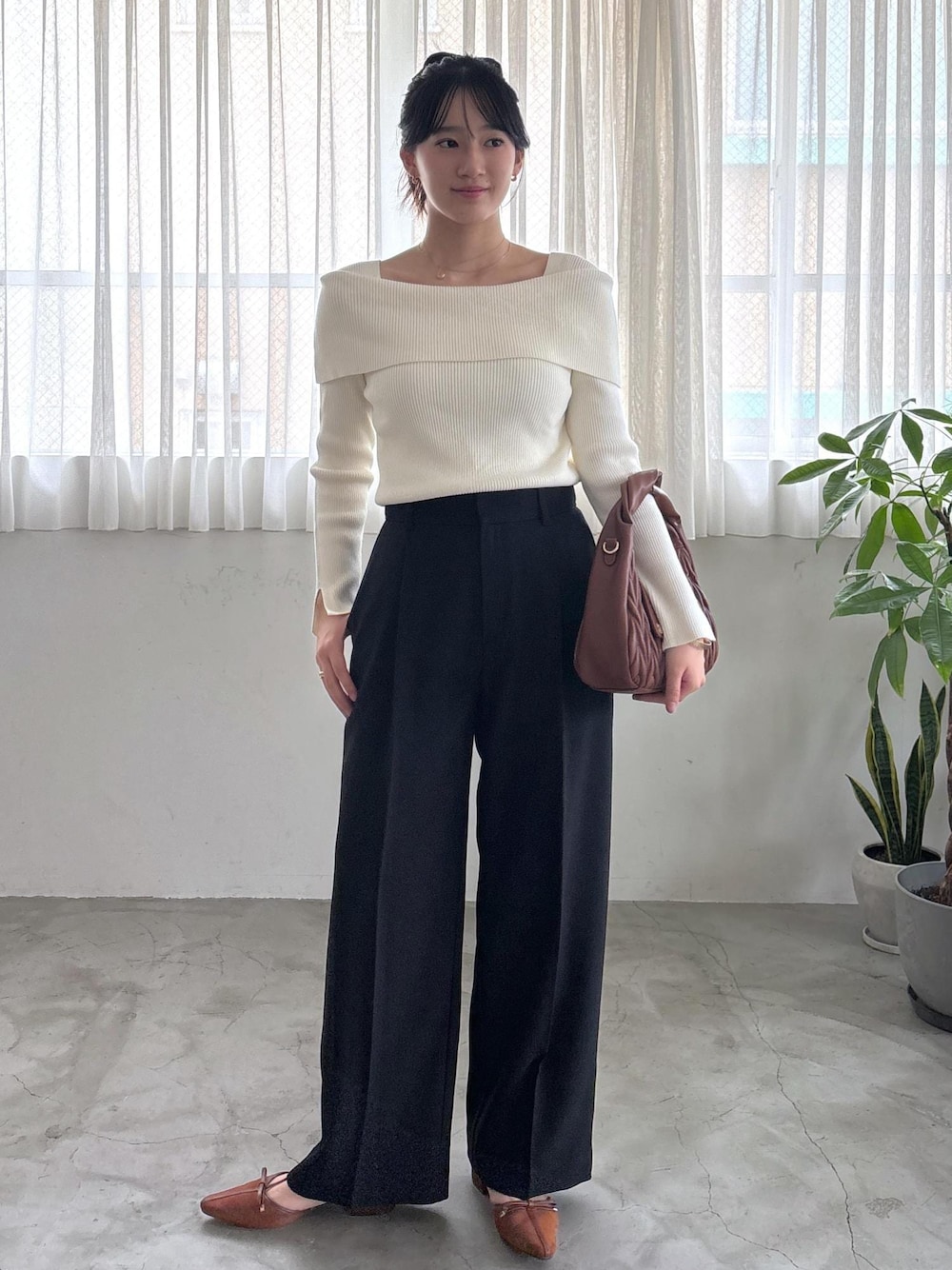 「visbag2025、初秋コーデ、秋コーデ、お仕事コーデ、デートコーデ、お出かけコーデ、旅行コーデ、女子会コーデ、パンツスタイル、きれいめコーデ、VIS、ナチュラル、ブルべ冬、混合、高身長」｜「JuzeのTストラップリボンパンプス（パンプス、イエロー系）」を使った、saraさん（レディース・165cm）の夏コーディネートの1枚目の写真