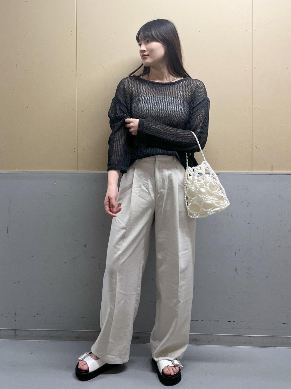 「ブラック、サマーニット、ワイドパンツ、メッシュ、VIS、GW、BBQ、小旅行、機能素材、接触冷感、高身長、骨格ナチュラル、ブルベ」｜「Juzeの【軽量】ビジューバックル厚底フットベットサンダル（サンダル、ホワイト系）」を使った、saraさん（レディース・165cm）の夏コーディネートの1枚目の写真