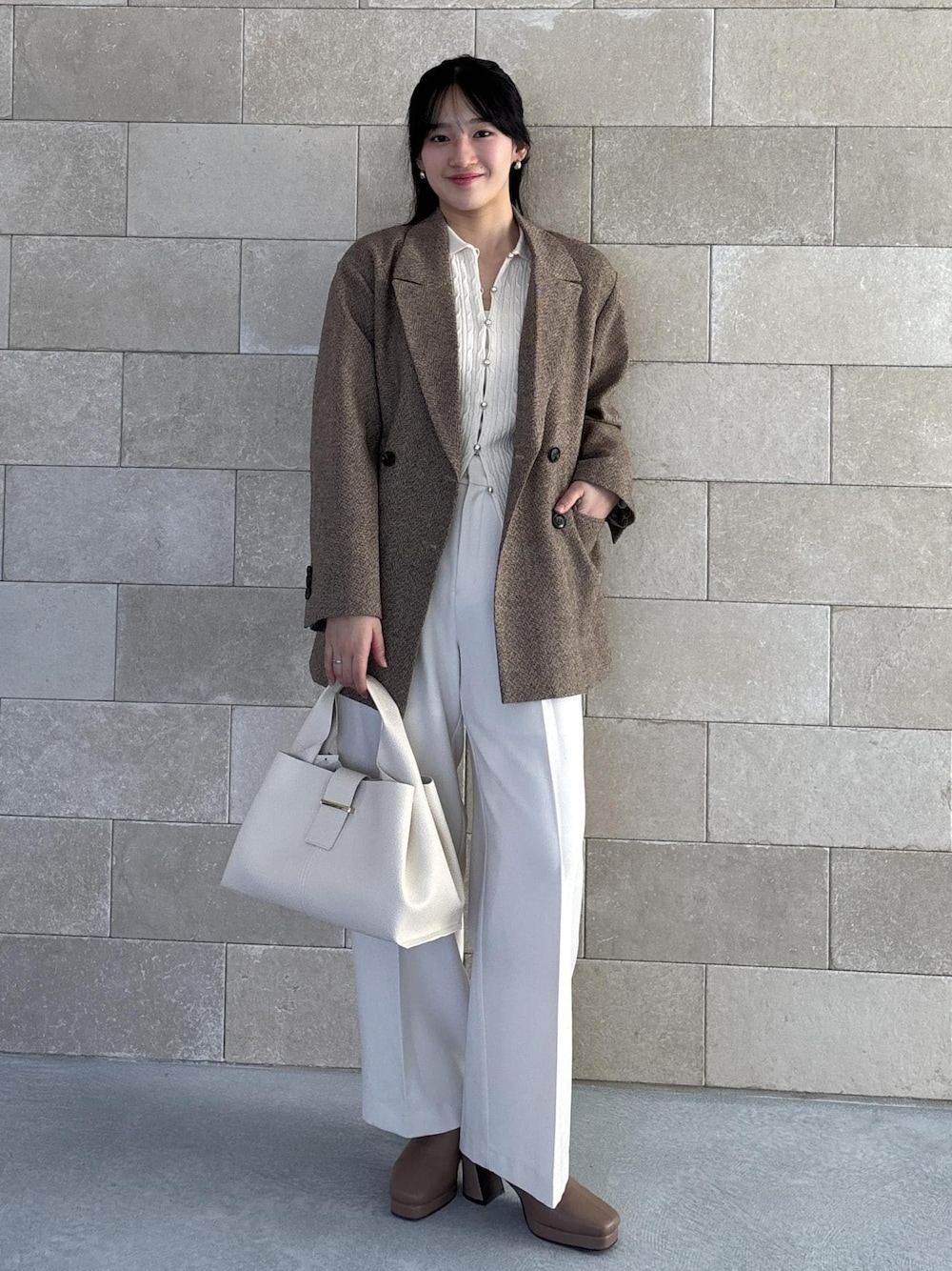 ホワイト系のハンドバッグ、ベージュ系のブーツ、ホワイト系のカーディガン/ボレロを着用したレディースの秋コーディネートの1枚目の写真