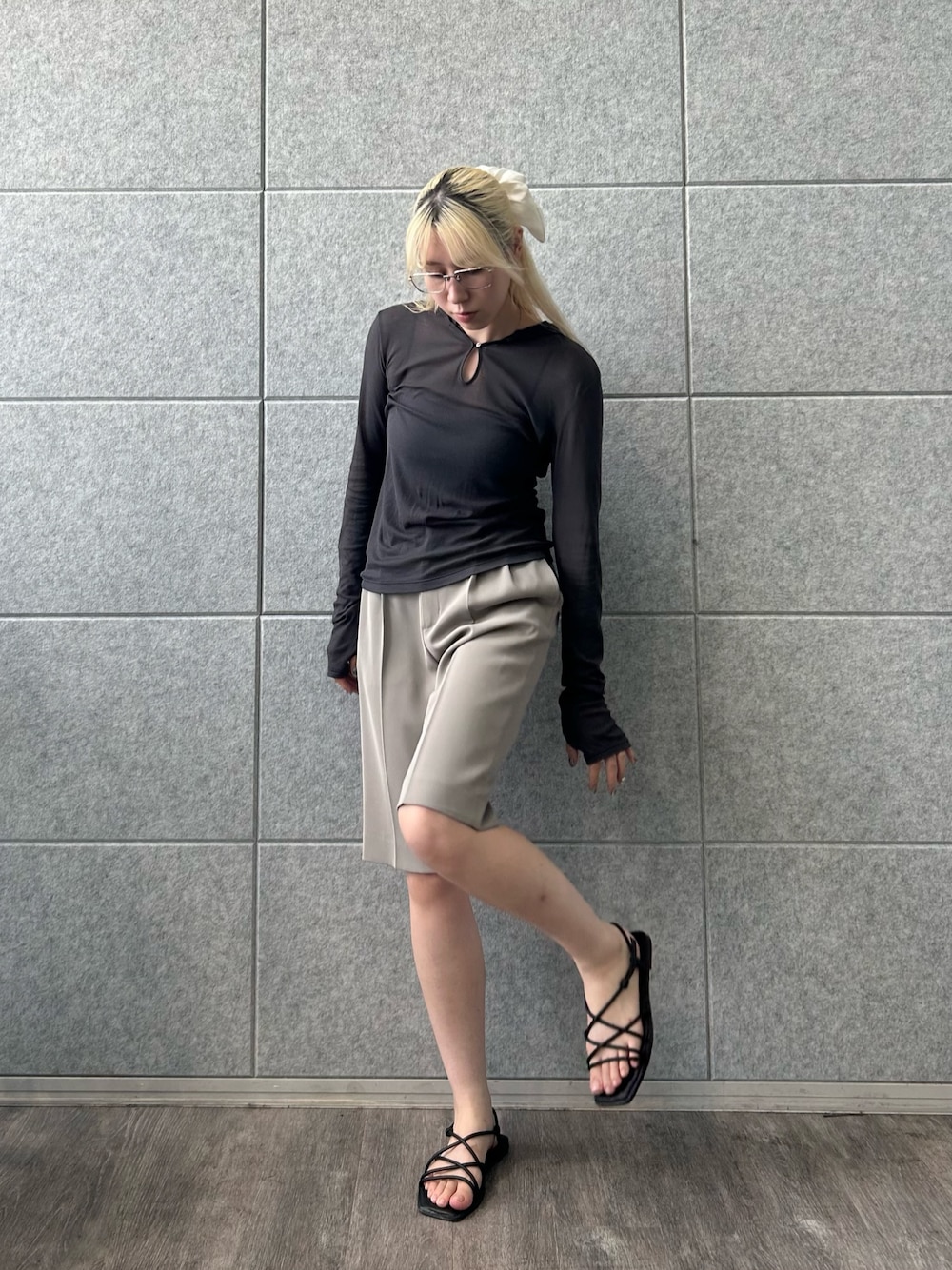 「秋服準備はじめました、メガネ女子、韓国ファッション、きれいめカジュアル、シアートップス、シンプルコーデ、お出かけコーデ、モノトーン、秋コーデ、ハーフパンツ、大人カジュアル、オトナカジュアル、メンズライク、サンダル、高身長女子」｜「heyepのアイテム（シュシュ、ホワイト系）」を使った、abe （CODE A）さん（骨格ナチュラル・レディース・167cm）の秋コーディネートの1枚目の写真
