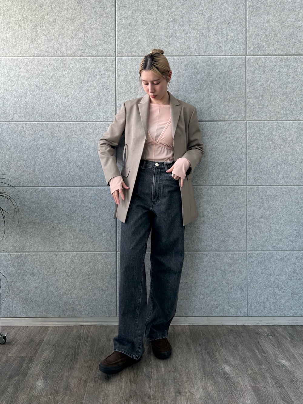 「ロンT、春コーデ、トラックジャケット、シアートップス、春服コーデ、大人カジュアル、オトナカジュアル、ピンク、デニム、デニムパンツ、デニムコーデ、ジャケット、ジャケットスタイル、メンズライク、スニーカーコーデ」｜「CODE AのCODE A｜belted chic jacket（テーラードジャケット、ベージュ系）」を使った、abe （CODE A）さん（骨格ナチュラル・レディース・167cm）の春コーディネートの1枚目の写真