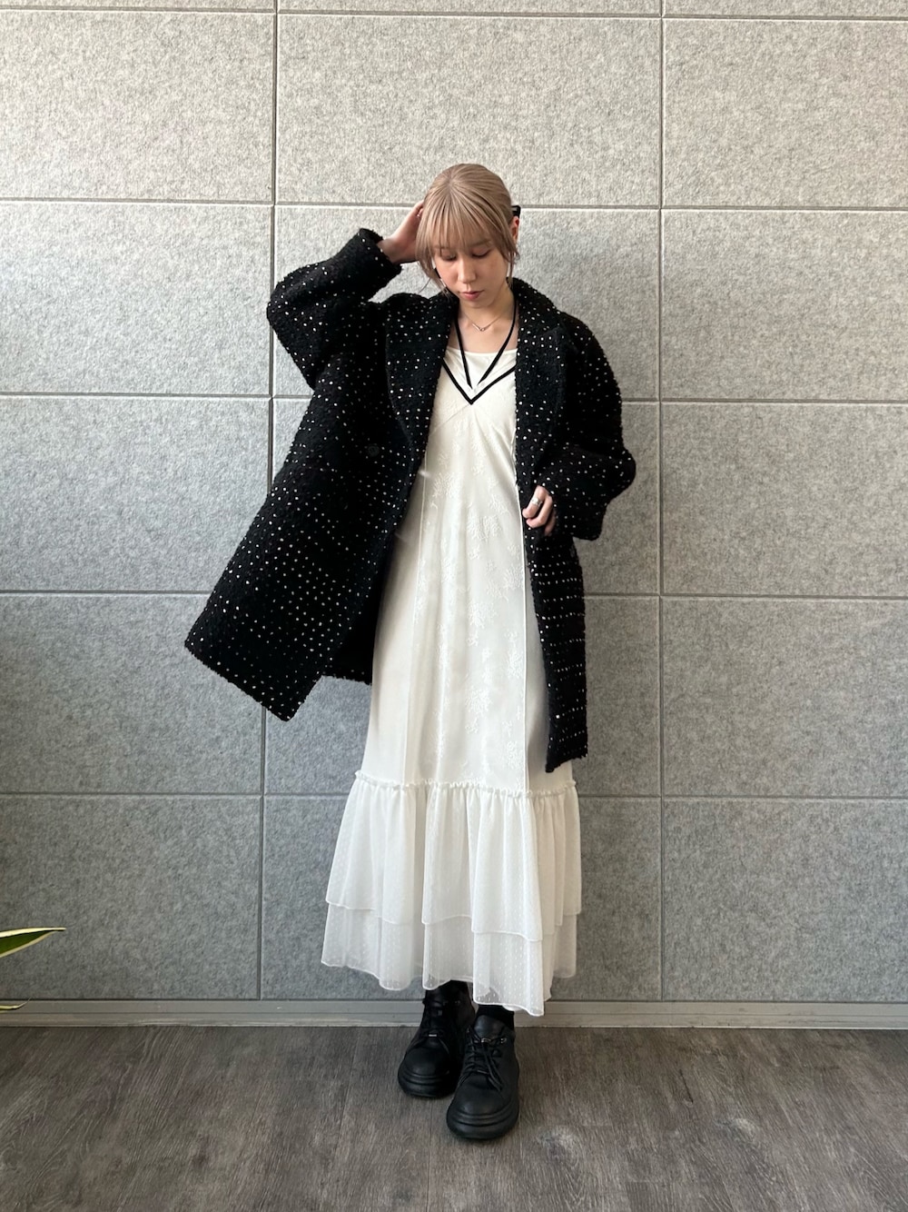 「冬コーデ、ロングコート、マイベストコーデ2024、テーマパークコーデ、クリスマスに着たい服、休日スタイル、レイヤードスタイル、マーメイドスカート、冬アウター、スニーカー、デート、モノトーン、ドット、大人カジュアル、オトナカジュアル」｜「CODE AのCODE A｜tulle lace cami dress（ワンピース、ホワイト系）」を使った、abe （CODE A）さん（レディース・167cm）の冬コーディネートの1枚目の写真