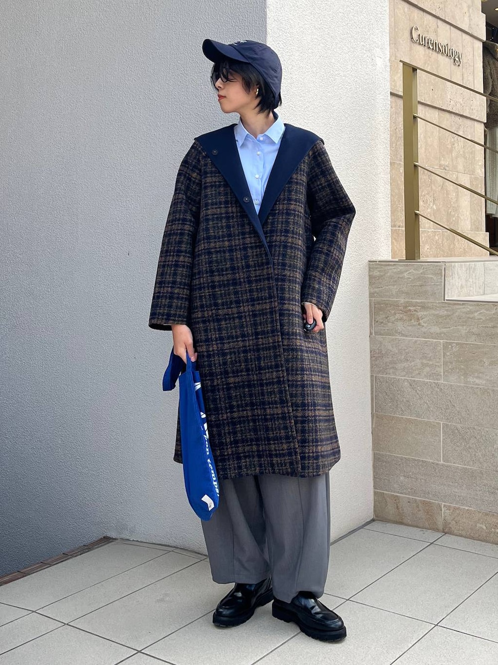 グレー系のその他パンツ、ブルー系のチェスターコート、ブルー系のシャツ/ブラウスを着用したレディースの秋コーディネートの1枚目の写真