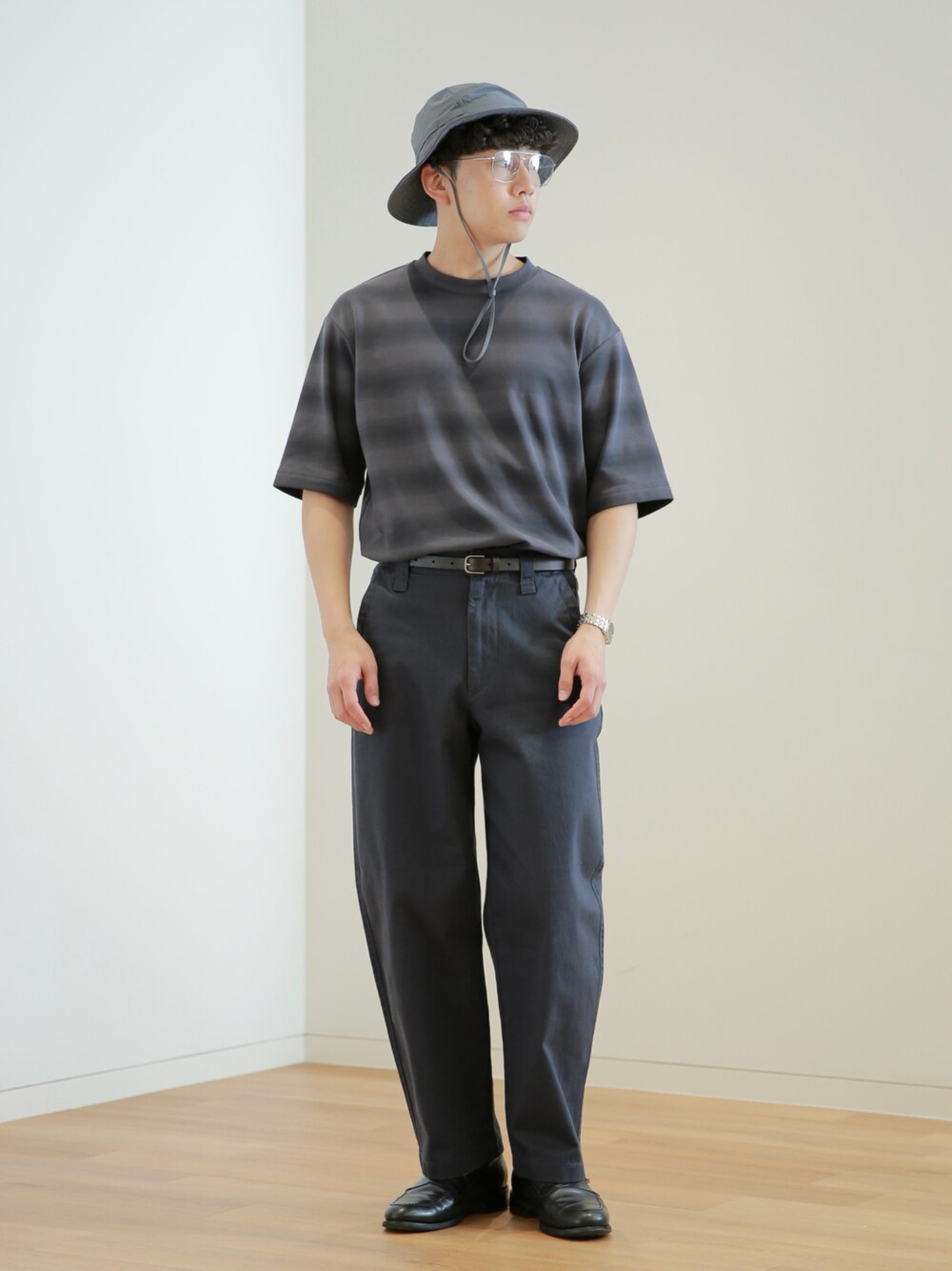 「最近のいい感じコーデ、UNIQLO、ユニクロ、アウトドアスタイル、チノパン、アウトドア、ootd、春コーデ、春、春夏コーデ、夏コーデ、ストライプシャツ、大人カジュアル、休日スタイル、シンプルコーデ」｜「UNIQLOのアイテム（チノパンツ、ブラック系）」を使った、KENTO SHINKAIさん（骨格ストレート・メンズ・173cm）の春コーディネートの1枚目の写真