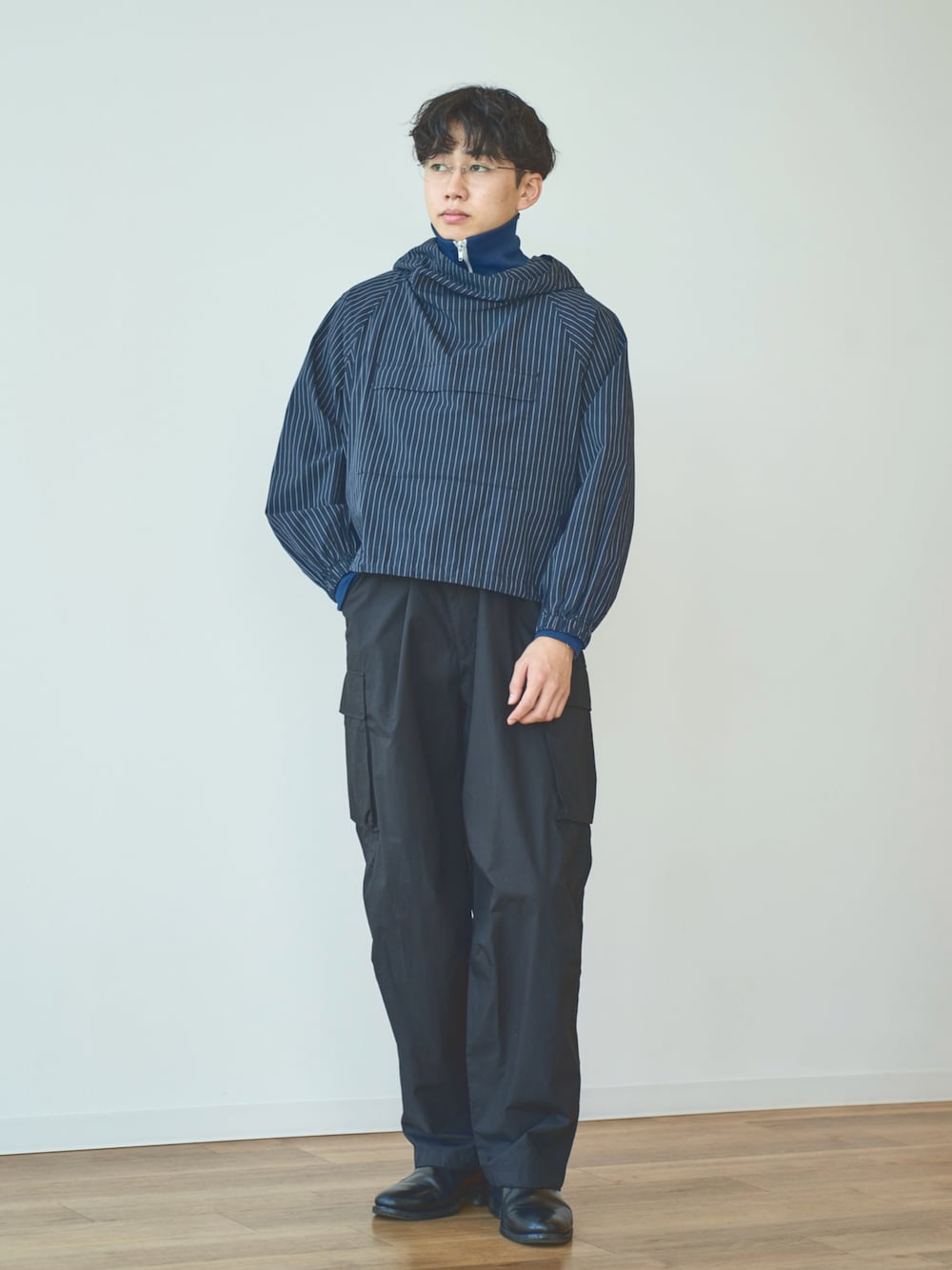 「春めき満開コーデ、春色、モノトーン、シンプル、大人コーデ、春服、メンズファッション、ブーツ、UNIQLO、ユニクロ、カーゴパンツ、adidas、アディダス、レイヤードスタイル、古着MIX」｜「UNIQLOのアイテム（カーゴパンツ、ブラック系）」を使った、KENTO SHINKAIさん（メンズ・173cm）の春コーディネートの1枚目の写真