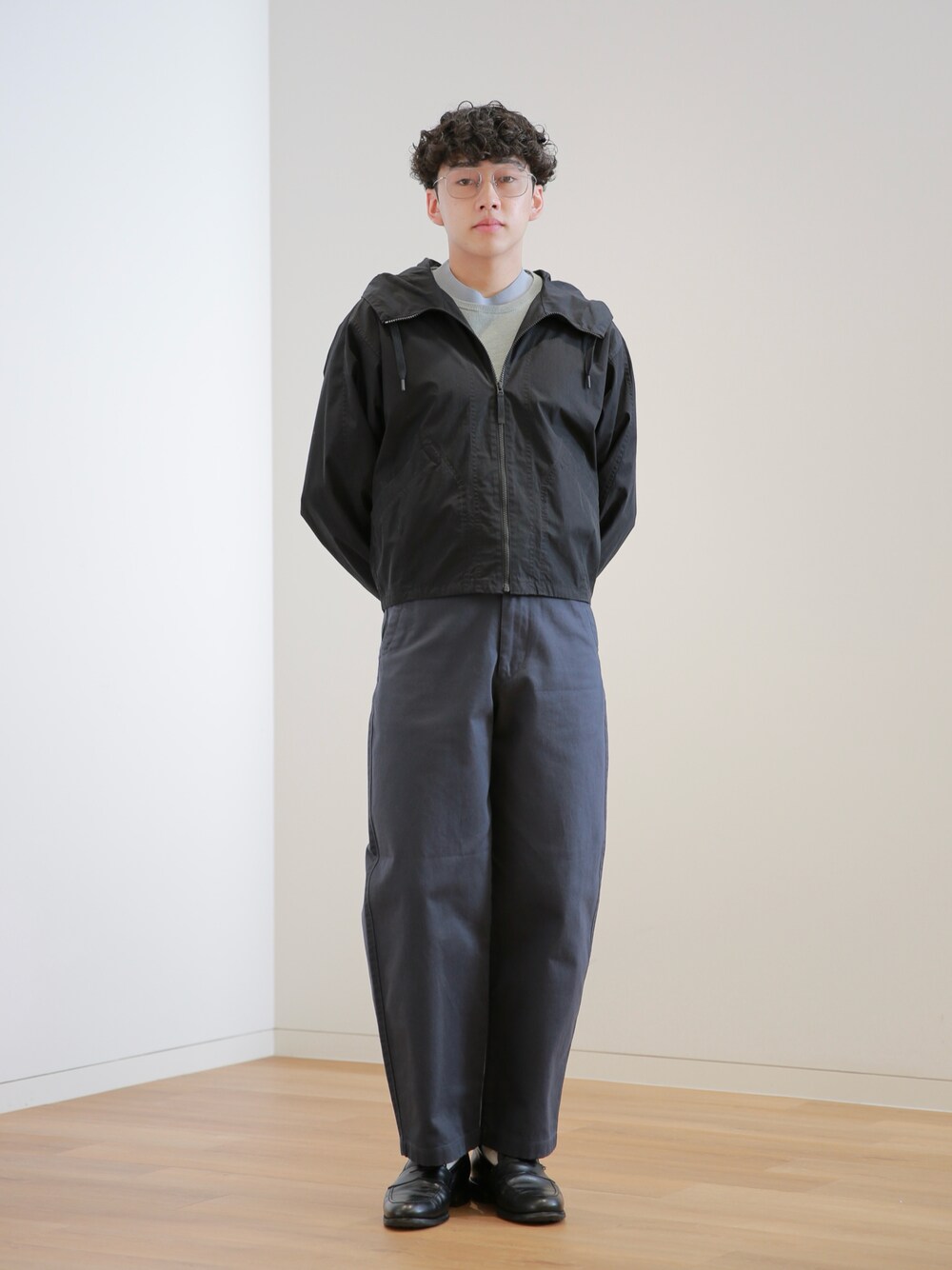 「最近のいい感じコーデ、UNIQLO、ユニクロ、モノトーン、ootd、休日コーデ、シンプル、大人コーデ、カジュアルコーデ、メンズファッション、春服コーデ、春コーデ、春、革靴、ローファー」｜「UNIQLOのアイテム（Tシャツ/カットソー、ブルー系）」を使った、KENTO SHINKAIさん（骨格ストレート・メンズ・173cm）の春コーディネートの1枚目の写真