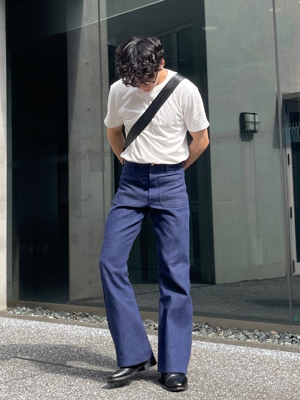 ブラック系のブーツ、ホワイト系のTシャツ/カットソー、ブラック系のショルダーバッグを着用したメンズの夏コーディネートの1枚目の写真
