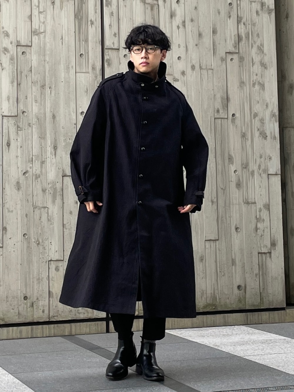 「最近のいい感じコーデ、大人カジュアル、古着MIX、春夏コーデ、休日コーデ、春コーデ、UNIQLO、ユニクロ、ootd、ブラック、ブラックコーデ、モノトーン、ワントーンコーデ、コート、革靴」｜「JALAN SRIWIJAYAのJalan Sriwijaya/98756/CALF/BLACK/DAINITE SOLE（ブーツ、ブラック系）」を使った、KENTO SHINKAIさん（骨格ストレート・メンズ・173cm）の春コーディネートの1枚目の写真