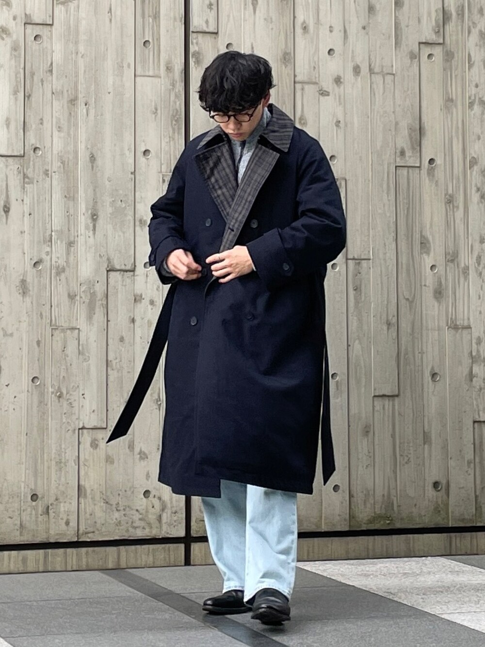 「春めき満開コーデ、春色、メンズファッション、カジュアルコーデ、春服、今日のコーデ、ootd、デートコーデ、きれいめカジュアル、大人カジュアル、UNIQLO、ユニクロ、ブルー、デニムパンツ、デニム」｜「JALAN SRIWIJAYAのJalan Sriwijaya/98756/CALF/BLACK/DAINITE SOLE（ブーツ、ブラック系）」を使った、KENTO SHINKAIさん（骨格ストレート・メンズ・173cm）の春コーディネートの1枚目の写真