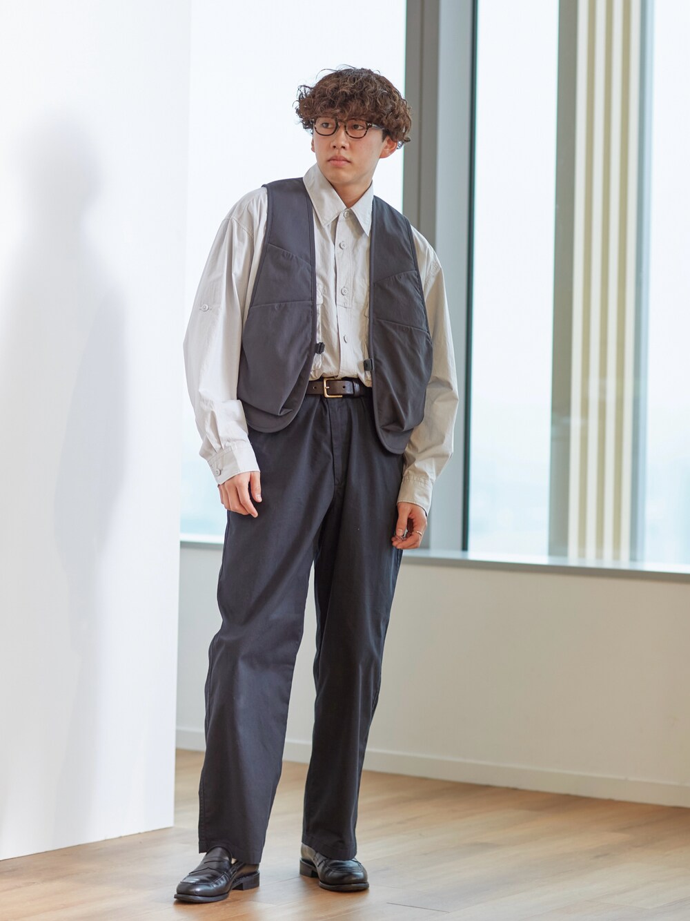 「春めき満開コーデ、春色、大人コーデ、オトナカジュアル、ユニクロ、UNIQLO、ローファー、休日スタイル、着回しコーデ、きれいめカジュアル、めがね、ootd、メンズファッション、モノトーンコーデ、モノトーン」｜「UNIQLOのアイテム（スラックス、ブラック系）」を使った、KENTO SHINKAIさん（骨格ストレート・メンズ・173cm）の春コーディネートの1枚目の写真