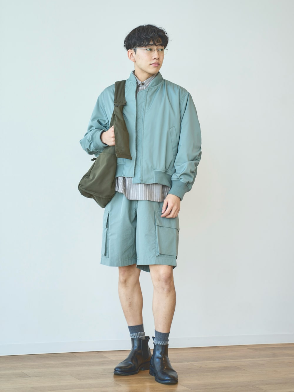 「春めき満開コーデ、ジャケット、春コーデ、カジュアルコーデ、大人ファッション、キレイめカジュアル、ootd、UNIQLO、ユニクロ、メンズファッション、outfit、春夏コーデ、MA-1、レイヤード、ブルゾン」｜「JALAN SRIWIJAYAのJalan Sriwijaya/98756/CALF/BLACK/DAINITE SOLE（ブーツ、ブラック系）」を使った、KENTO SHINKAIさん（メンズ・173cm）の春コーディネートの1枚目の写真