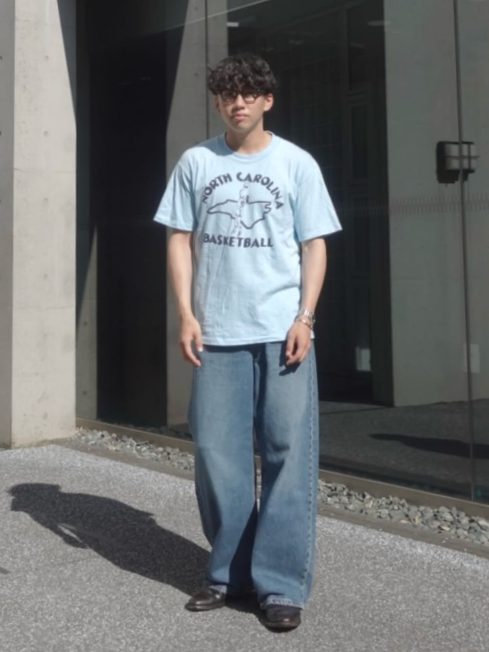 「夏ルックで気分アップ、デニム、ロゴT、ブルー、UNIQLO、夏コーデ、めがね、革靴、カジュアル、夏服コーデ、メンズコーデ、ユニクロ、カジュアルコーデ、ワイドデニム、大人カジュアル」｜「VINTAGEのアイテム（Tシャツ/カットソー、ブルー系）」を使った、KENTO SHINKAIさん（骨格ウェーブ・メンズ・173cm）の夏コーディネートの1枚目の写真