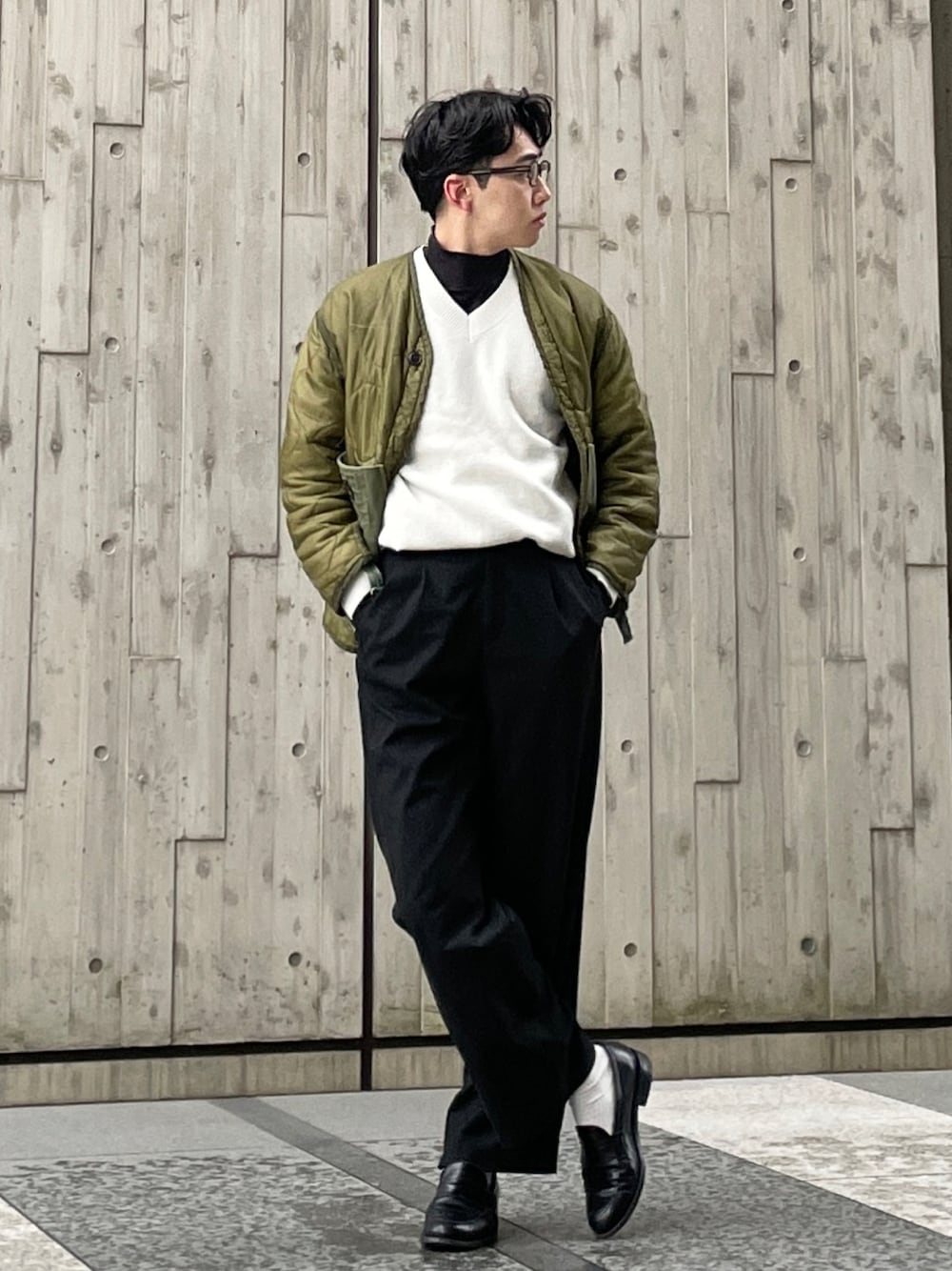 「春めき満開コーデ、春色、ヴィンテージ、古着MIX、古着、休日コーデ、メンズファッション、アースカラー、UNIQLO、ユニクロ、キレイめカジュアル、革靴、ローファー、ootd、ミリタリー」｜「Berwick1707のBerwick バーウィック ローファー 4407 ヴィブラム ソール（ローファー、ブラック系）」を使った、KENTO SHINKAIさん（骨格ストレート・メンズ・173cm）の春コーディネートの1枚目の写真