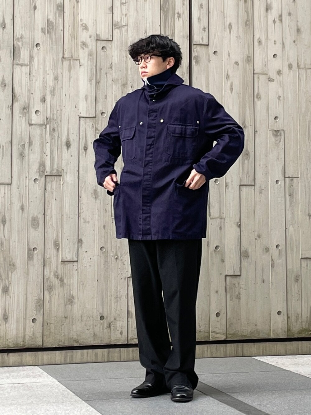 「春めき満開コーデ、春色、カジュアルコーデ、オトナカジュアル、大人コーデ、UNIQLO、ユニクロ、古着MIX、ブルー、めがね、ローファー、メガネ男子、adidas、レイヤードスタイル、キレイめカジュアル」｜「Berwick1707のBerwick バーウィック ローファー 4407 ヴィブラム ソール（ローファー、ブラック系）」を使った、KENTO SHINKAIさん（骨格ストレート・メンズ・173cm）の春コーディネートの1枚目の写真
