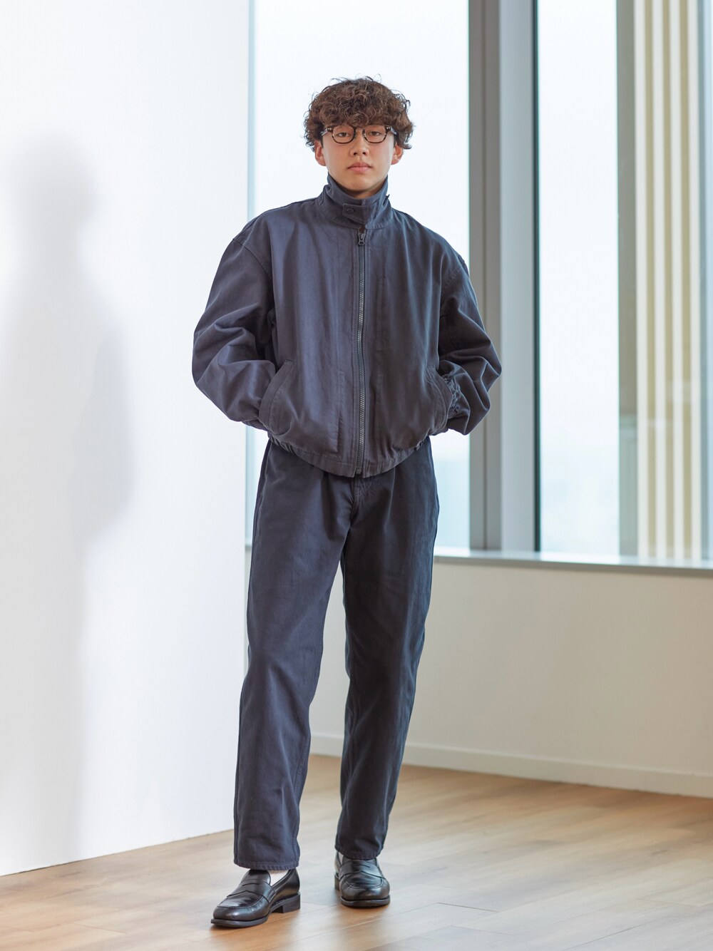 「春めき満開コーデ、春色、ワイドパンツ、UNIQLO、ユニクロ、プチプラ、プチプラコーデ、おでかけコーデ、着回しコーデ、ootd、モノトーン、モノトーンコーデ、春アウター、オトナカジュアル、大人カジュアル」｜「UNIQLOのアイテム（チノパンツ、ブラック系）」を使った、KENTO SHINKAIさん（骨格ストレート・メンズ・173cm）の春コーディネートの1枚目の写真