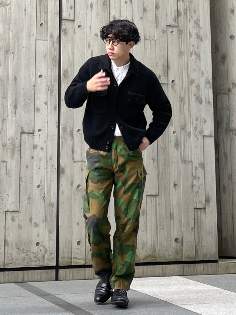 「最近のいい感じコーデ、古着MIX、カーディガン、大人カジュアル、春服コーデ、ミリタリー、ヴィンテージ、春、休日スタイル、ローファー、めがね、UNIQLO、ユニクロ、ユニクロコーデ、春コーデ」｜「Berwick1707のBerwick バーウィック ローファー 4407 ヴィブラム ソール（ローファー、ブラック系）」を使った、KENTO SHINKAIさん（骨格ストレート・メンズ・173cm）の春コーディネートの1枚目の写真
