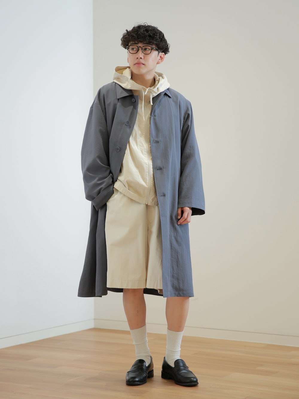 「最近のいい感じコーデ、レイヤードスタイル、UNIQLO、ootd、ユニクロ、夏コーデ、春夏コーデ、夏、春コーデ、春、革靴、めがね、メンズコーデ、コート、ベージュ」｜「Berwick1707のBerwick バーウィック ローファー 4407 ヴィブラム ソール（ローファー、ブラック系）」を使った、KENTO SHINKAIさん（骨格ウェーブ・メンズ・173cm）の春コーディネートの1枚目の写真