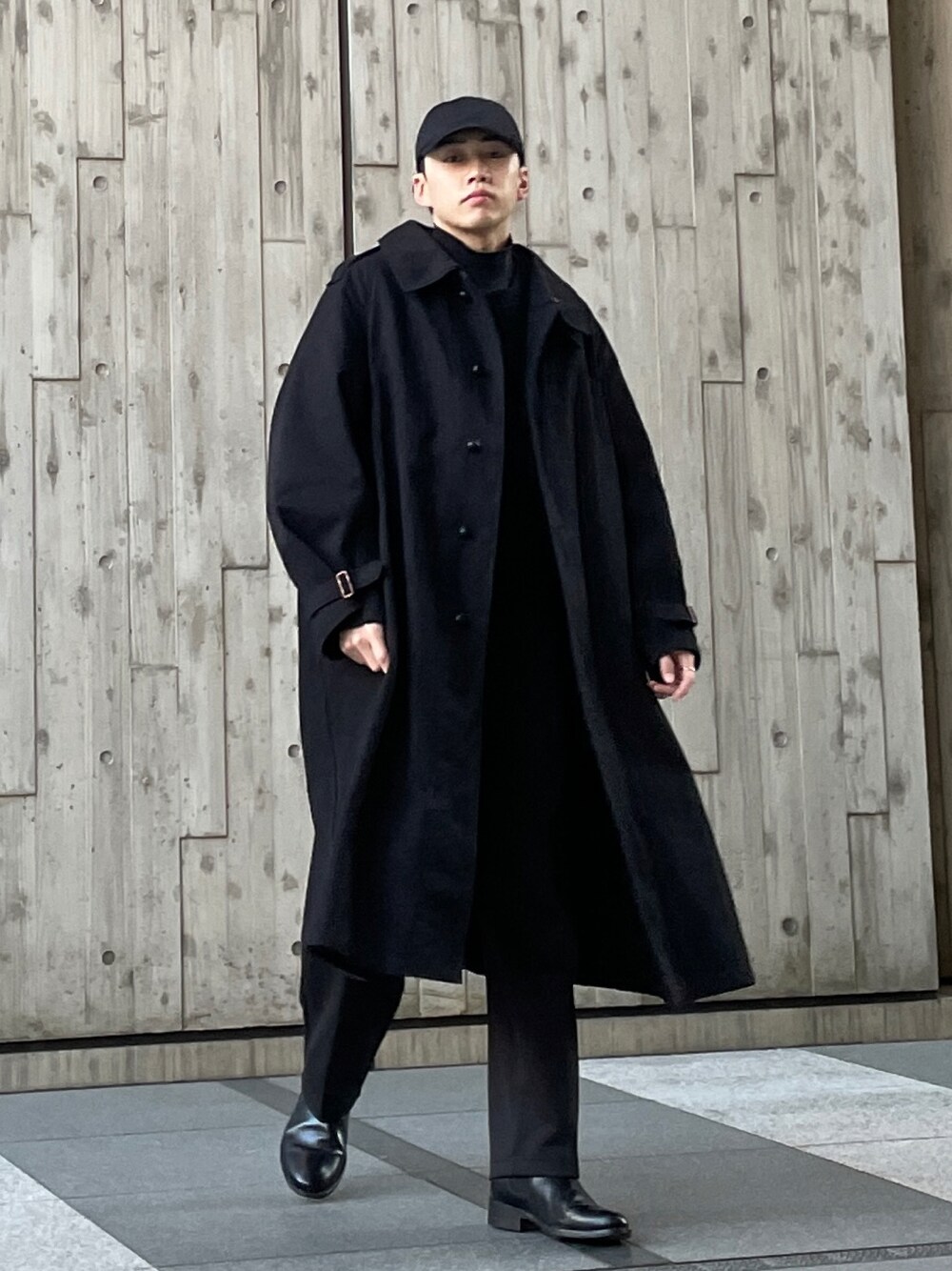 「春めき満開コーデ、キャップ、シンプルスタイル、大人カジュアル、キレイめ、モノトーン、モノトーンコーデ、ブラック、ブーツ、コート、ワントーンコーデ、休日スタイル、シンプルコーデ、レイヤード、ミリタリー」｜「UNIQLOのアイテム（キャップ、ブラック系）」を使った、KENTO SHINKAIさん（骨格ストレート・メンズ・173cm）の春コーディネートの1枚目の写真