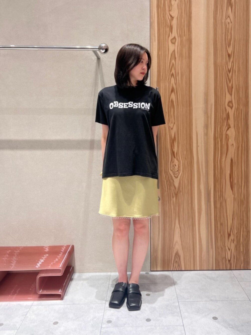 ブラック系のTシャツ/カットソー、グリーン系のスカートを着用したレディースの夏コーディネートの1枚目の写真