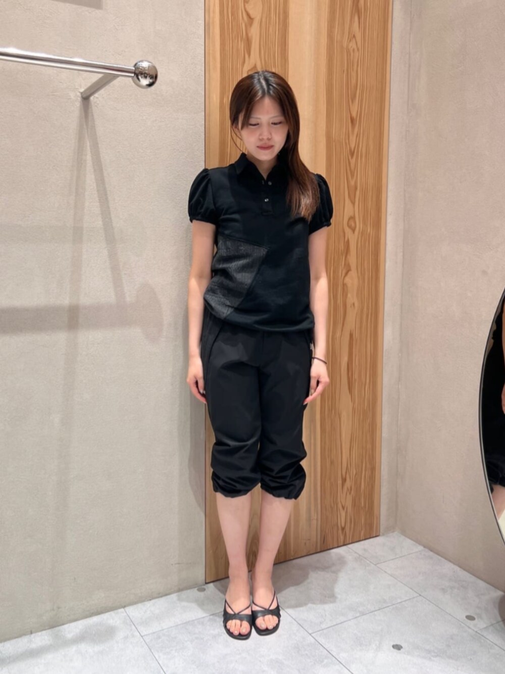 ブラック系のサンダル、ブラック系のその他パンツを着用したレディースの夏コーディネートの1枚目の写真