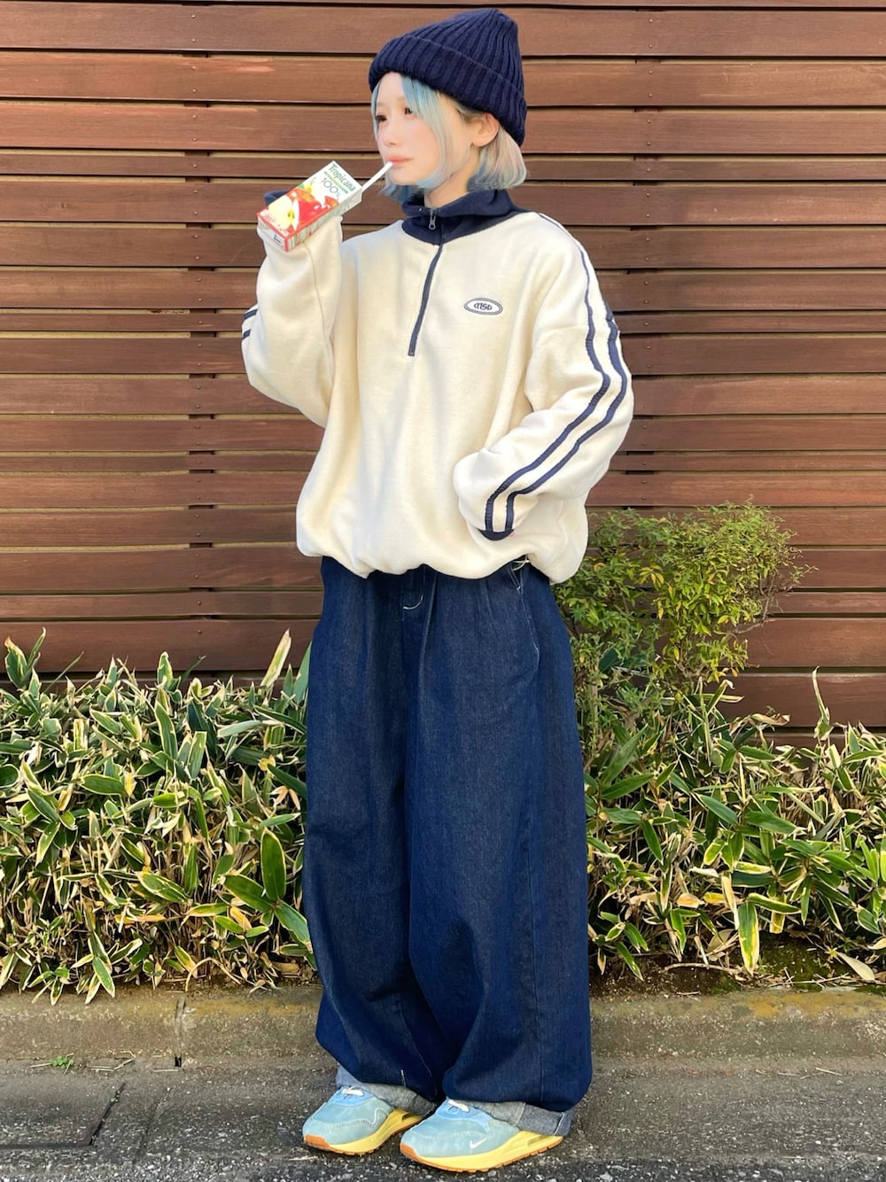「あったかコーデ、メンズライク、フリース、デニム、ワイドパンツ、ワイドデニム、ニット帽、スニーカー、スニーカーコーデ、スニーカー女子、NIKE、ハーフジップ、ボブ」｜「NIKEのアイテム（スニーカー、ブルー系）」を使った、cpnさん（レディース・151cm）の冬コーディネートの1枚目の写真