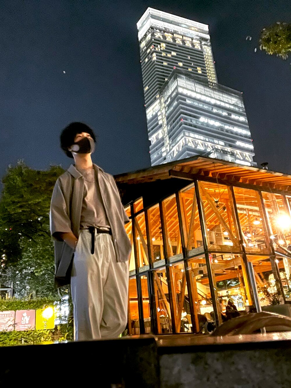 ホワイト系のその他パンツ、ベージュ系のTシャツ/カットソー、ベージュ系のシャツ/ブラウスを着用したメンズの秋コーディネートの1枚目の写真