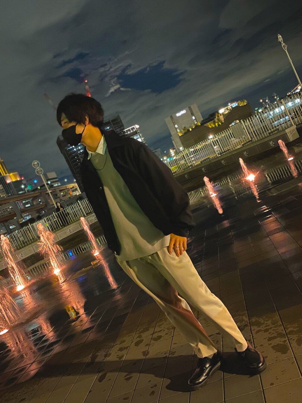 ブラック系のドレスシューズ、ベージュ系のスラックス、ブラック系のブルゾンを着用したメンズの秋コーディネートの1枚目の写真