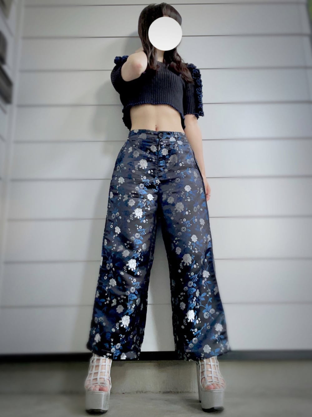 「夏コーデ、ヘソだし、ショート丈トップス、PAMEO POSE、柄パンツ、チャイナパンツ、romantic standard、厚底サンダル、onespo」｜「PAMEO POSEのBI-COLLAR TRIMMED KNIT TOP（ニット/セーター、ブラック系）」を使った、lucaさん（レディース・165cm）の夏コーディネートの1枚目の写真