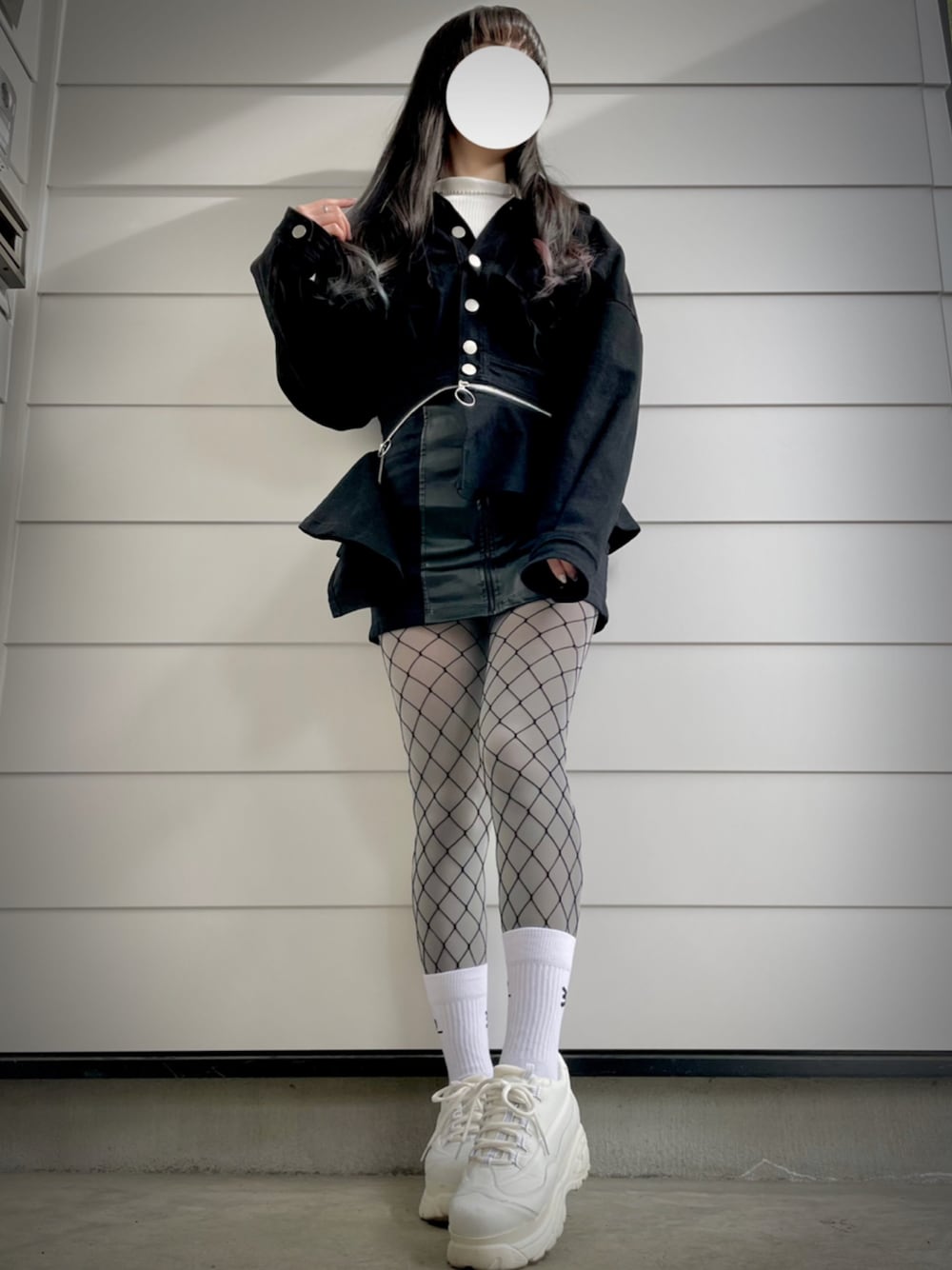 「モノトーンコーデ、タイトワンピース、ZARA、アウター、PAMEO POSE、チョーカー、jouetie、カラータイツ、網タイツ、ロゴソックス、厚底シューズ、白スニーカー、attagirl、高身長女子」｜「PAMEO POSEの2way Peplum Denim Jacket（デニムジャケット、ブラック系）」を使った、lucaさん（レディース・165cm）の春コーディネートの1枚目の写真