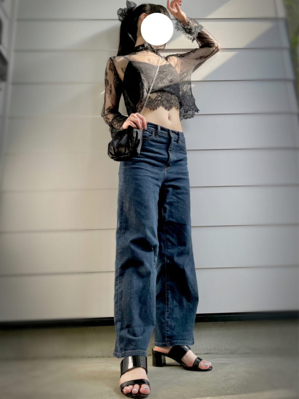 「夏コーデ、ブラックコーデ、パンツスタイル、肌見せ、ヘソだし、レーストップス、デニムパンツ、UNIQLO、サンダル」｜「GUのアイテム（サンダル、ブラック系）」を使った、lucaさん（レディース・165cm）の夏コーディネートの1枚目の写真
