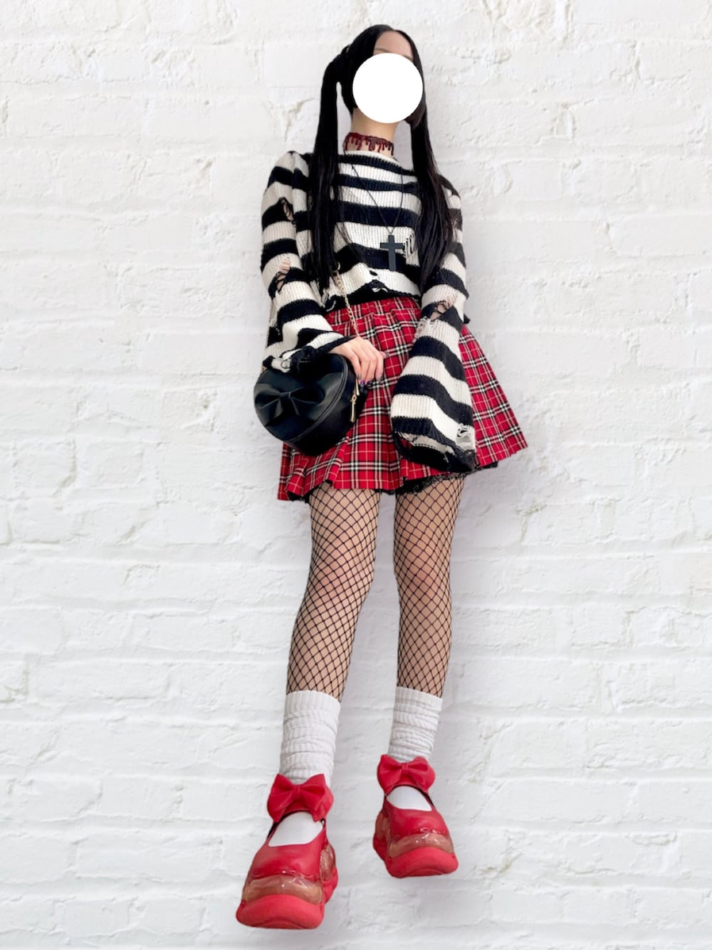 「ファッションを楽しもう、ハロウィンコーデ、パンクロック、KERA!、原宿、ダメージニット、チェックスカート、ミニスカート、プリーツスカート、網タイツ、ルーズソックス、厚底シューズ、MIKIOSAKABE、赤、高身長女子」｜「MIKIO SAKABEのアイテム（パンプス、レッド系）」を使った、lucaさん（骨格ウェーブ・レディース・165cm）の秋コーディネートの1枚目の写真