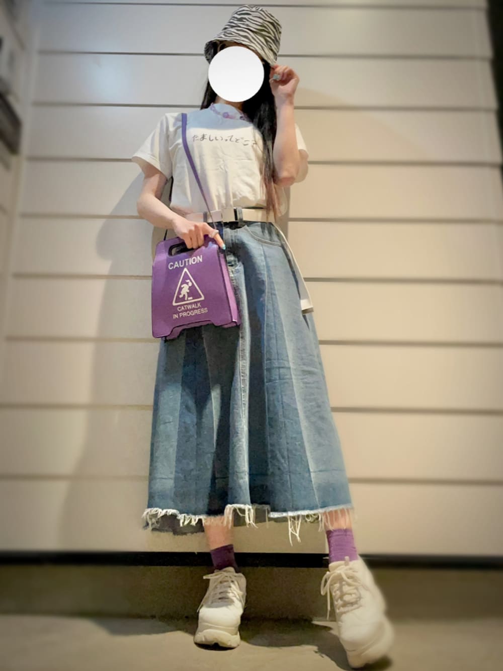 「デニムっていいよね、今日のコーデ、ドライブコーデ、ゼブラ柄、バケットハット、SpRay、白Tシャツ、ガチャベルト、デニムスカート、ロングスカート、カラーソックス、白スニーカー、厚底シューズ、attagirl、shein」｜「森美術館の塩田千春展：魂がふるえる（Tシャツ/カットソー、ホワイト系）」を使った、lucaさん（レディース・165cm）の夏コーディネートの1枚目の写真