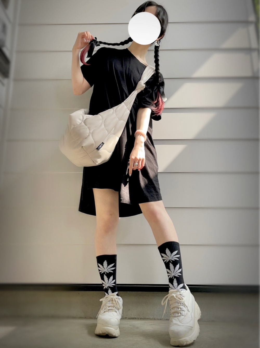 「ラフコーデ、休日スタイル、ゆるコーデ、Tシャツワンピ、ワンピース、柄ソックス、HUF、白スニーカー、厚底シューズ、attagirl、キルティングバッグ、SHEIN、shein、高身長女子、モノトーンコーデ」｜「SHEINのアイテム（ショルダーバッグ、ホワイト系）」を使った、lucaさん（レディース・165cm）の夏コーディネートの1枚目の写真