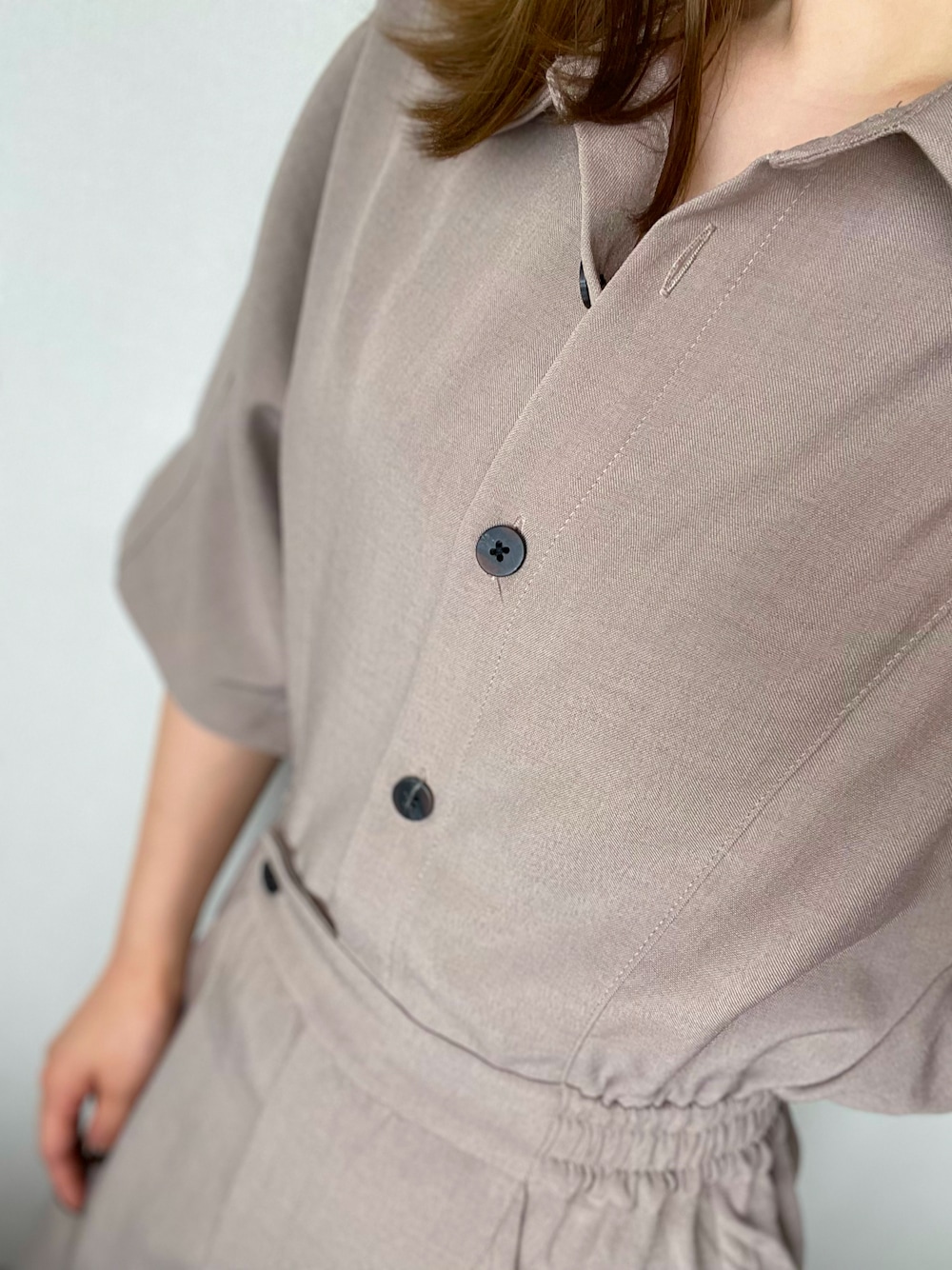 「AZUL by moussyのHALF SLEEVE JUMP SUITS/ハーフスリーブジャンプスーツ（つなぎ/オールインワン、ベージュ系）」を使った、Yukaさん（レディース・152cm）の秋コーディネートの1枚目の写真