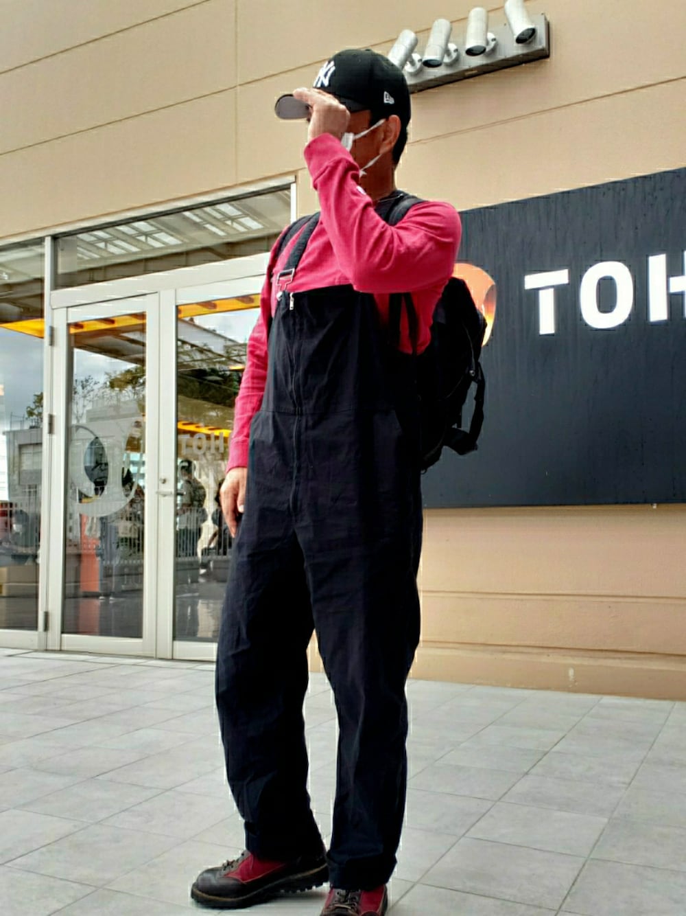 「今日のコーデ、赤×黒、シンプルコーデ、キャップ、NEW ERA、オーバーオール、RANCHSTANDARD、ロンT、Champion、Danner、おしゃれさんと繋がりたい、いいね、save、フォローお願いします🤑」｜「NEW ERAのニューエラ キャップ MLB（キャップ、ブラック系）」を使った、@くうすけ🍀さん（メンズ・168cm）の秋コーディネートの1枚目の写真