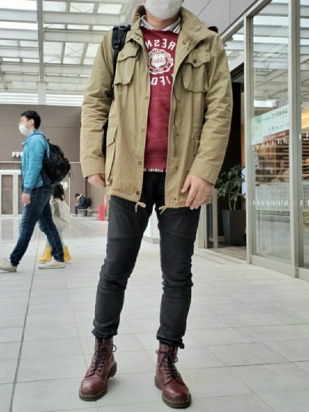 「休日コーデ、あめのひ、古着MIX、AVIREX、Champion、フェイクレザー、Dr.Martens、おしゃれさんと繋がりたい、いいね、save、フォローお願いします🤑」｜「ChampionのChampion チャンピオン クルーネック裏毛スウェットトレーナー（スウェット、レッド系）」を使った、@くうすけ🍀さん（メンズ・168cm）の春コーディネートの1枚目の写真
