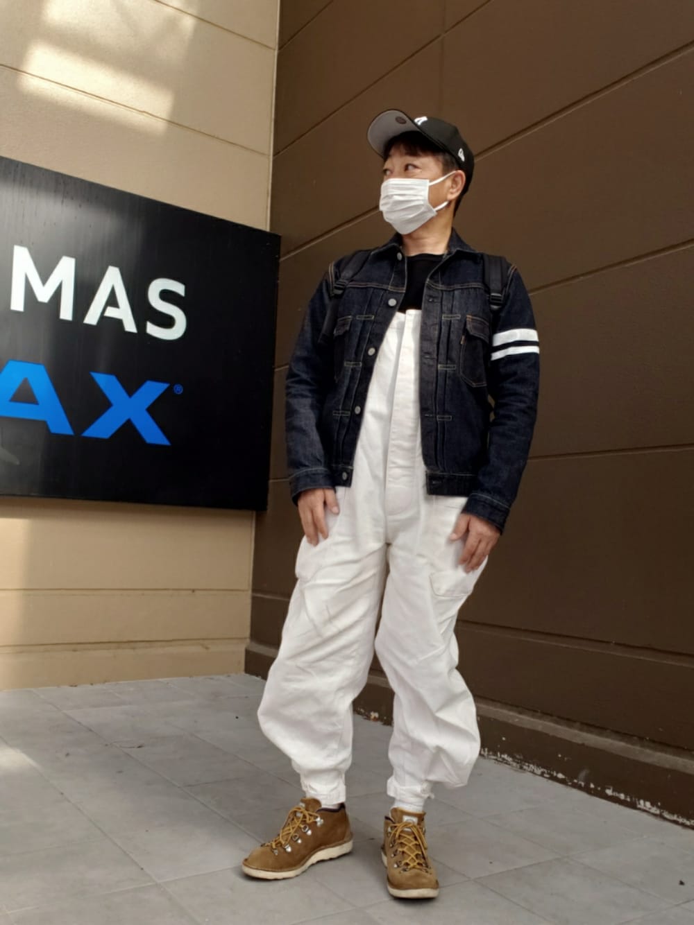 「秋冬コーデ、デニムジャケット、モモタロージーンズ、白いオーバーオール、Dickies、サンドブーツ、Danner、3wayバッグ、PORTER、おしゃれさんと繋がりたい、いいね、save、フォローお願いします🤑」｜「NEW ERAのニューエラ キャップ MLB（キャップ、ブラック系）」を使った、@くうすけ🍀さん（メンズ・168cm）の秋コーディネートの1枚目の写真