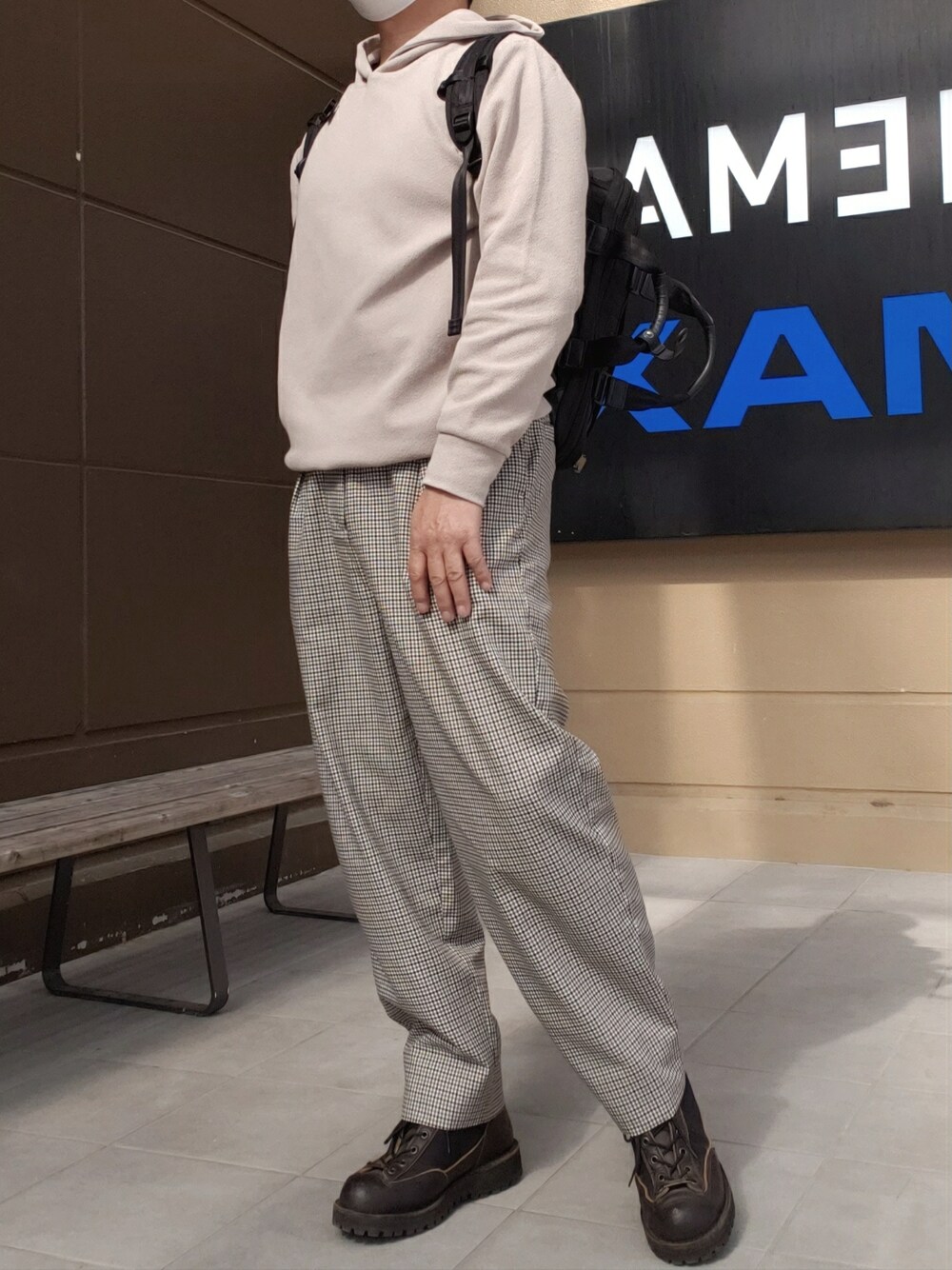 「カジュアル、ゆるコーデ、パーカー、ITEMS URBANRESEARCH、チエックパンツ、MONKEY TIME、シヨートブーツ、Danner、おしゃれさんと繋がりたい、いいね、save、フォローお願いします🤑」｜「MONKEY TIMEのアイテム（パンツ、グレー系）」を使った、@くうすけ🍀さん（メンズ・168cm）の春コーディネートの1枚目の写真