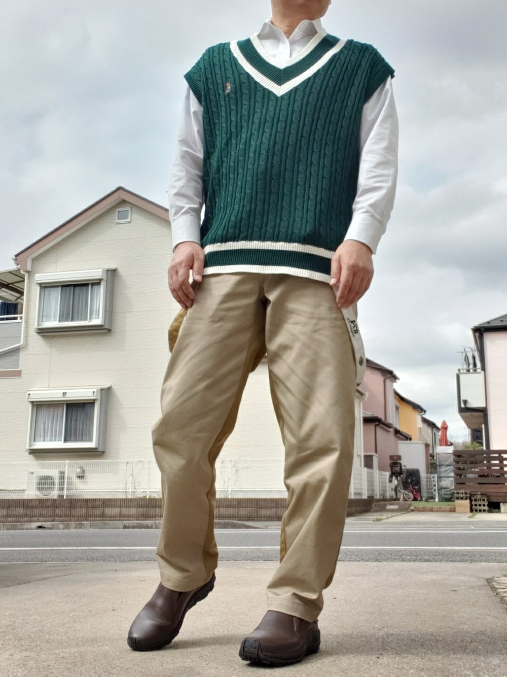 「休日スタイル、きれいめカジュアル、ベスト、ciaopanic、パンツスタイル、Dickies、レザーシューズ、MERREL、おしゃれさんと繋がりたい、いいね、save、フォローお願いします🤑」｜「CIAOPANICのアイテム（ベスト、グリーン系）」を使った、@くうすけ🍀さん（メンズ・168cm）の春コーディネートの1枚目の写真