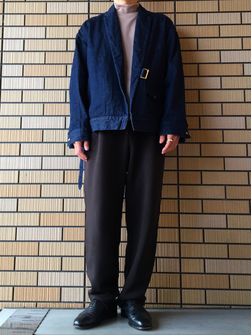 ブラウン系のスウェットパンツ、ブルー系のデニムジャケット、ベージュ系のTシャツ/カットソーを着用したメンズの秋コーディネートの1枚目の写真