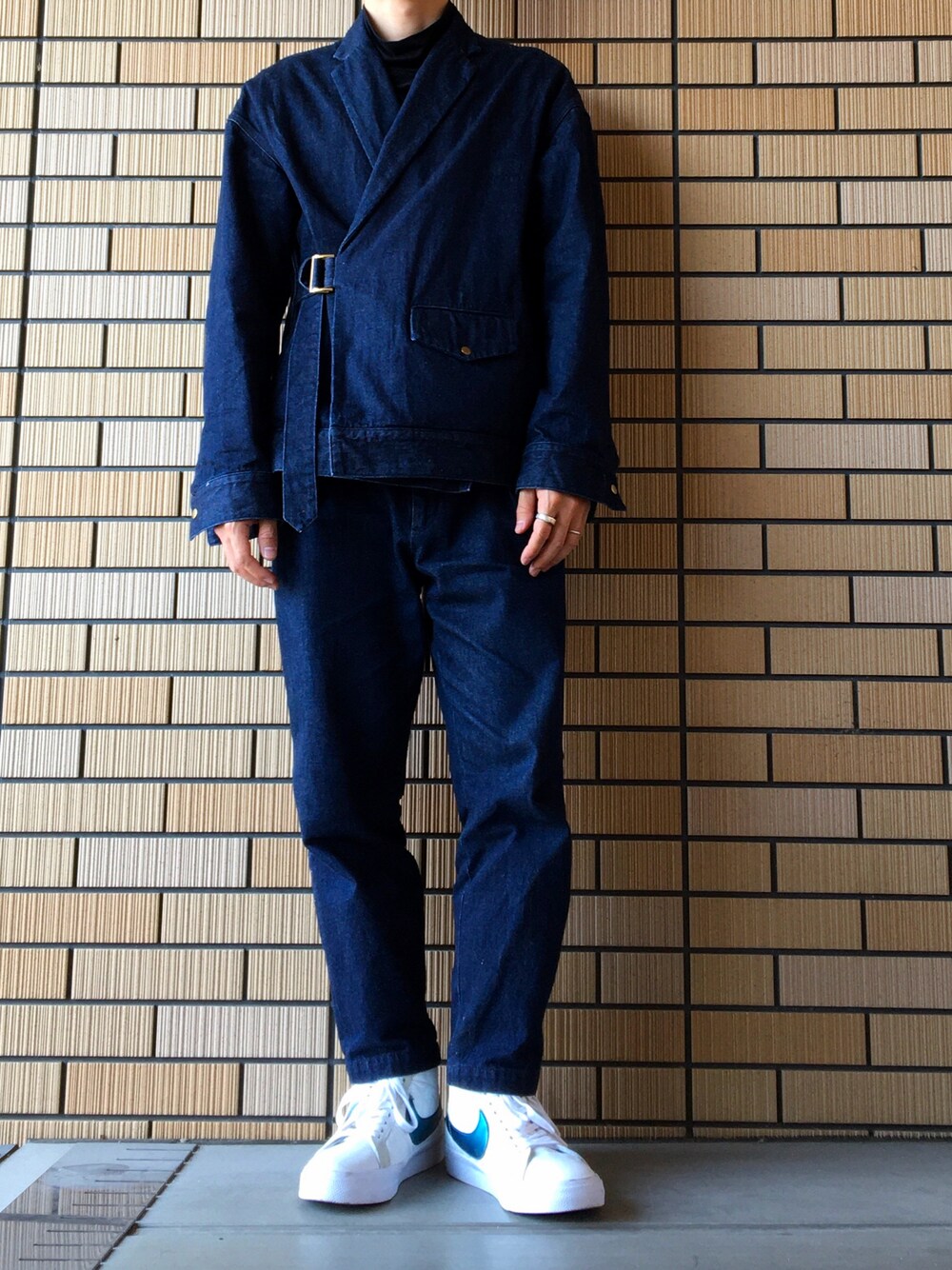 ブルー系のデニムパンツ、ブルー系のデニムジャケット、ブラック系のTシャツ/カットソーを着用したメンズの秋コーディネートの1枚目の写真