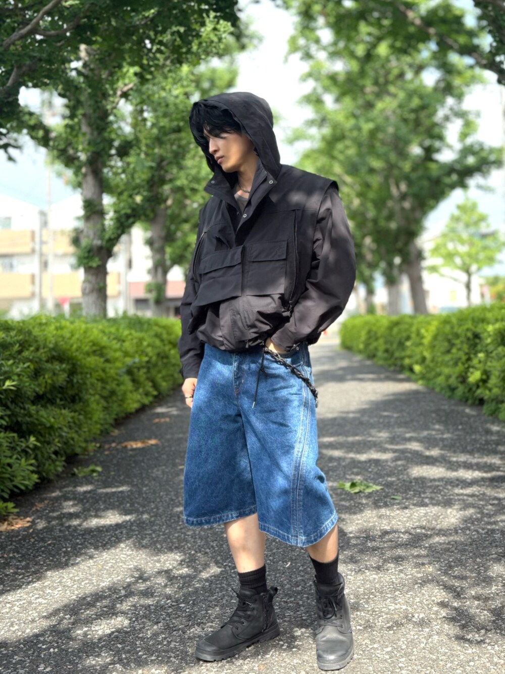ブルー系のデニムパンツ、ブラック系のベスト、ブラック系のその他トップスを着用したメンズの夏コーディネートの1枚目の写真