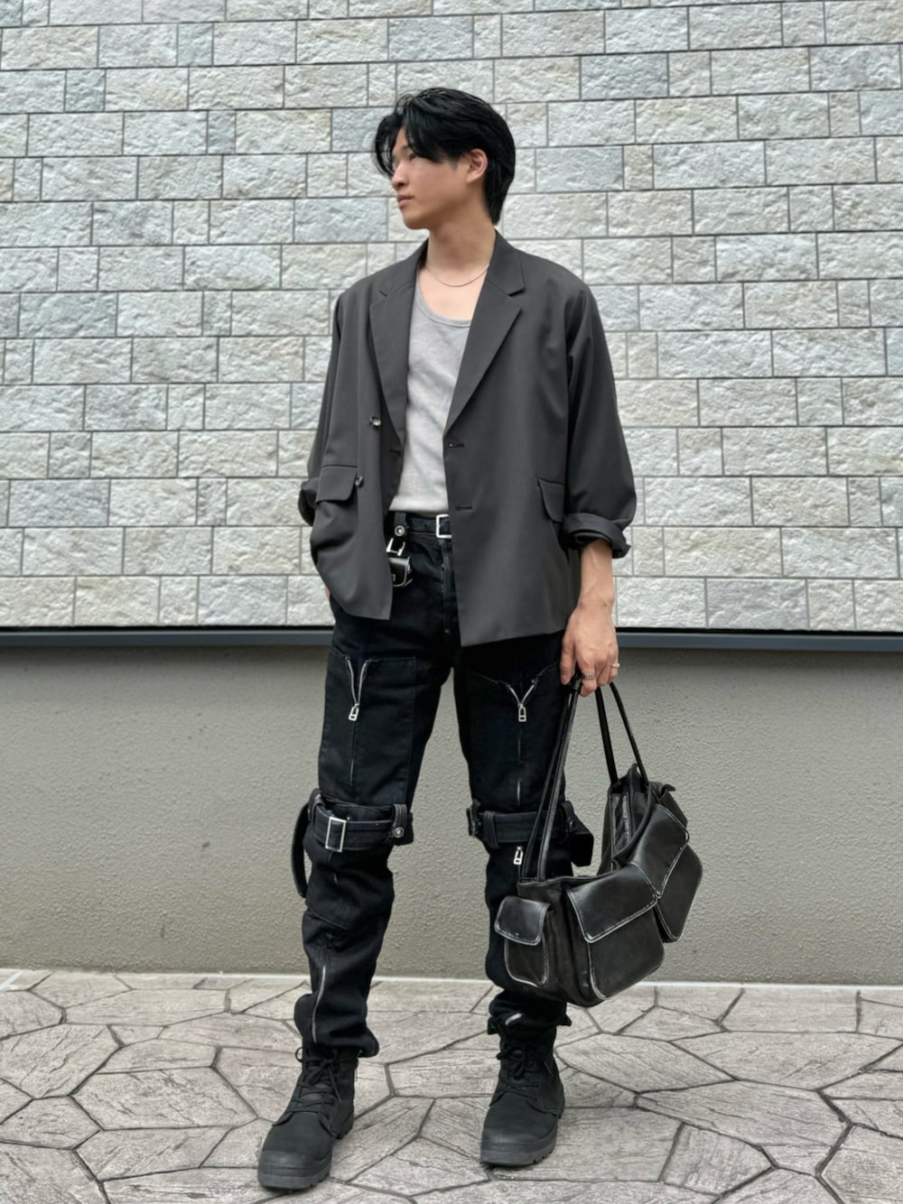 グレー系のジャケット/アウター、ブラック系のデニムパンツを着用したメンズの春コーディネートの1枚目の写真