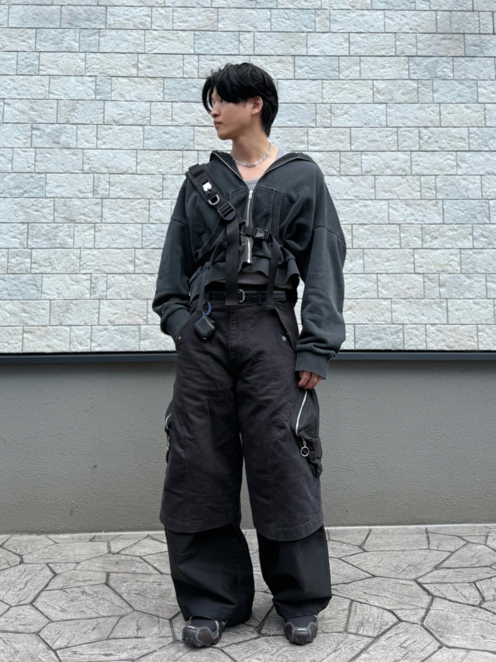 ブラック系のカーゴパンツ、ブラック系のその他パンツ、グレー系のパーカーを着用したメンズの春コーディネートの1枚目の写真