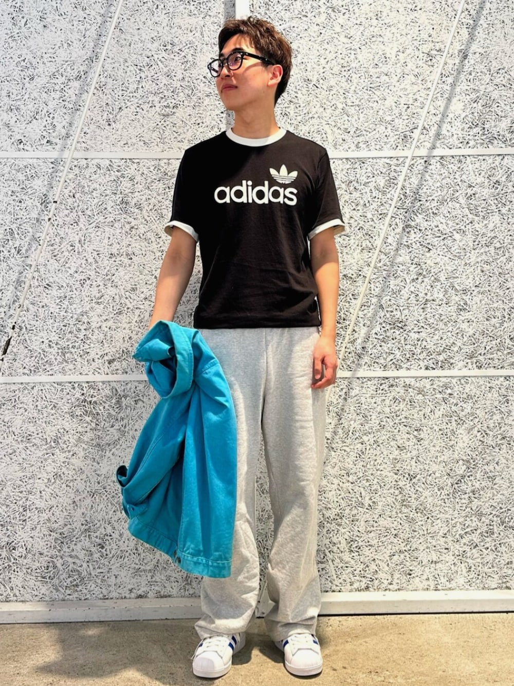 「adidas、adidas originals、アディダス、アディダスオリジナルス、スニーカー、Tシャツ、スウェット、スウェットパンツ、めがね」｜「adidasのシンプル Tシャツ / アディダスオリジナルス adidas Originals（Tシャツ/カットソー、ブラック系）」を使った、IKさん（メンズ・172cm）の春コーディネートの1枚目の写真