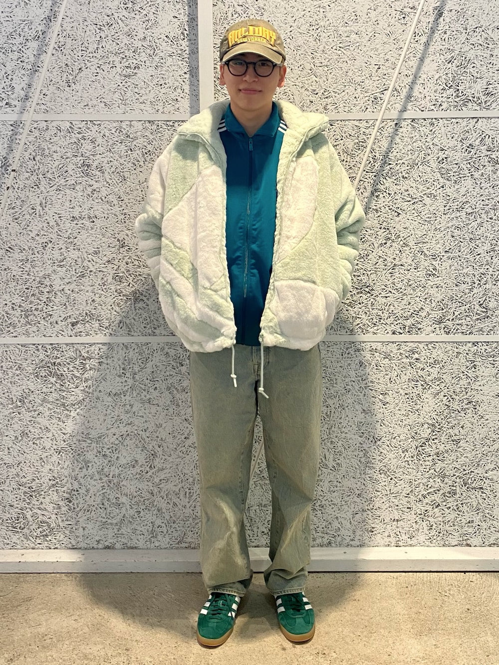 「スニーカー、ジャケット、アウター、adidas、アディダス、ファージャケット、adidas originals、アディダスオリジナルス、ガゼル」｜「adidasのファートラックジャケット / アディダスオリジナルス adidas Originals（ブルゾン、グリーン系）」を使った、IKさん（メンズ・172cm）の秋コーディネートの1枚目の写真