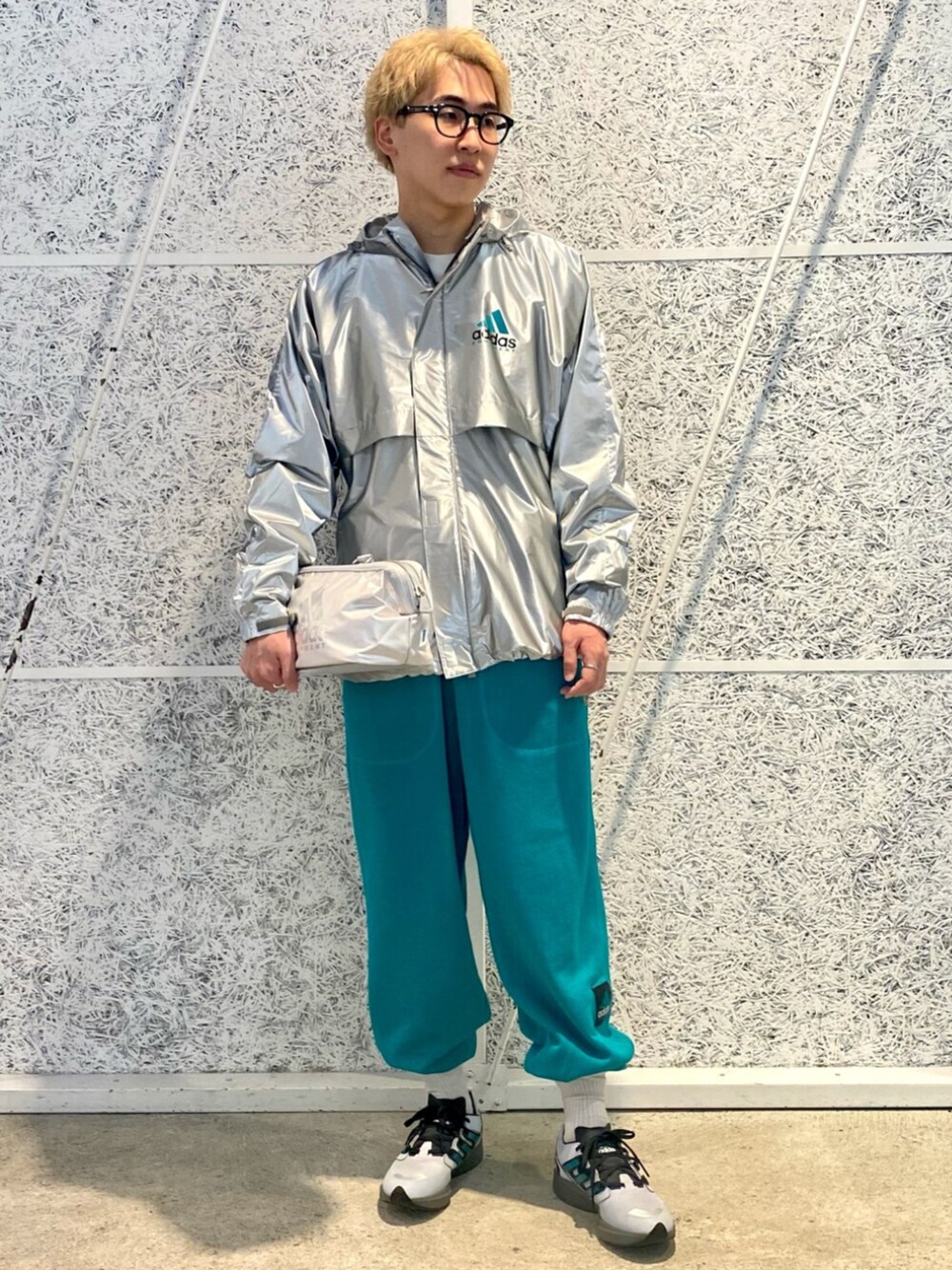 「スウェットパンツ、スウェット、スニーカー、adidas、アディダス、ナイロンジャケット、adidas originals、アディダスオリジナルス」｜「adidasのEQT メタリック ウインドブレーカー（ジャケット/アウター、シルバー系）」を使った、IKさん（メンズ・172cm）の春コーディネートの1枚目の写真
