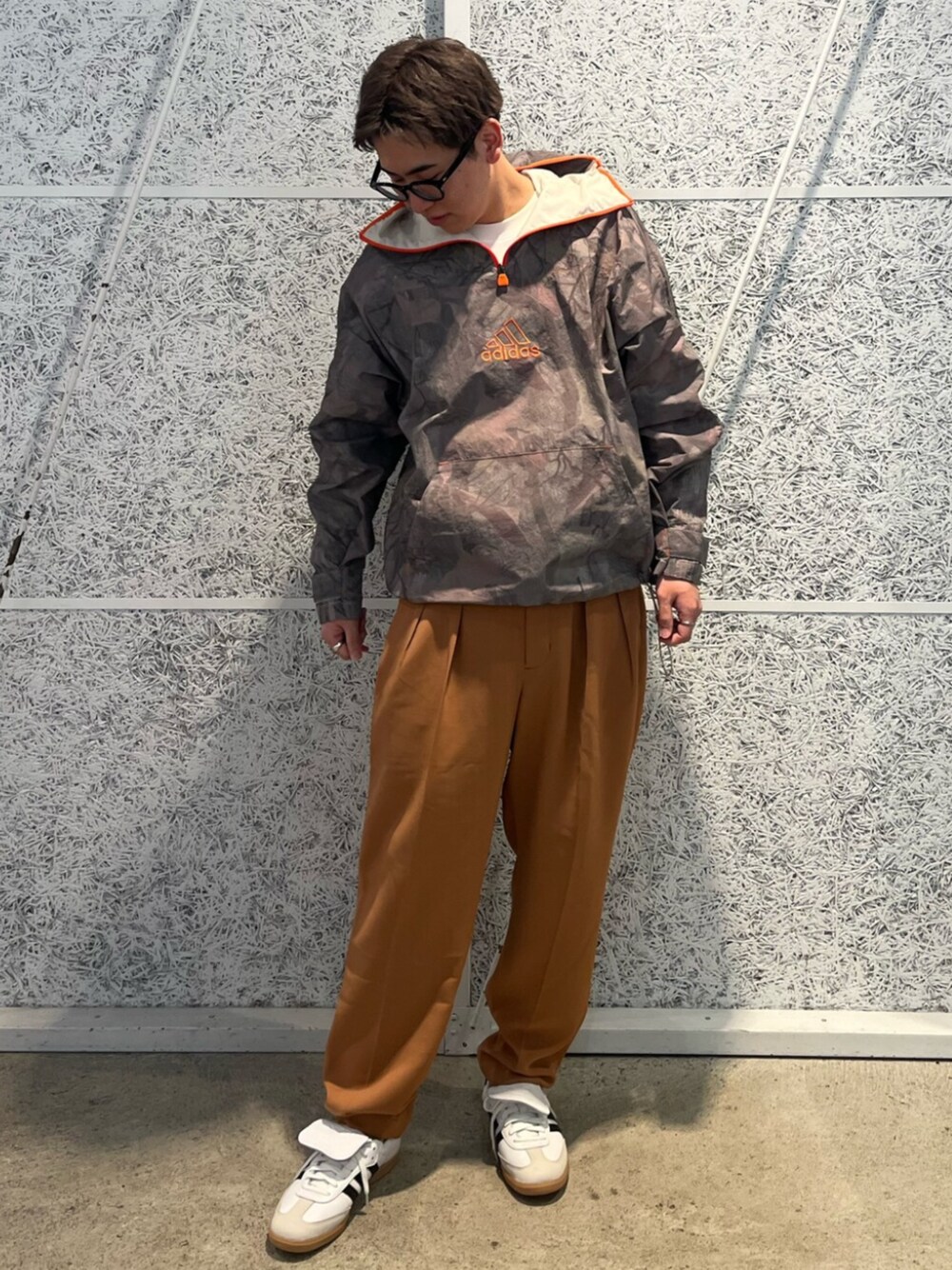 「adidas、adidas originals、アディダス、アディダスオリジナルス、春服、エキップメント、サンバ」｜「adidasのカモ ジャケット Q1 / ハーフジップ / アディダスオリジナルス adidas Originals（ナイロンジャケット、ベージュ系）」を使った、IKさん（メンズ・172cm）の冬コーディネートの1枚目の写真